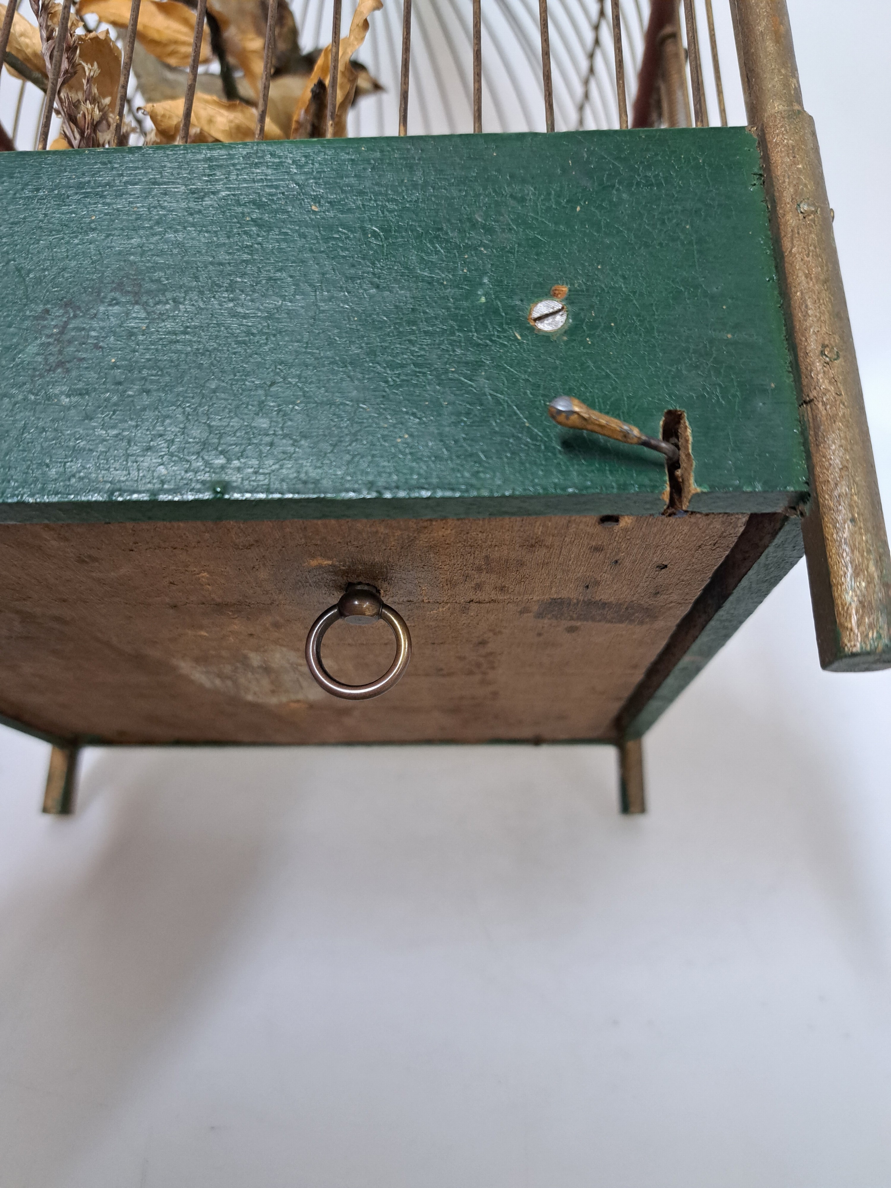 Detail g: Vogelkäfig mit Automat und Musikspielwerk/ Singvogelspieluhr, Frankreich um 1900, gedoppelter Holzboden, darin Musikspielwerk mit wechselnden zwei ...