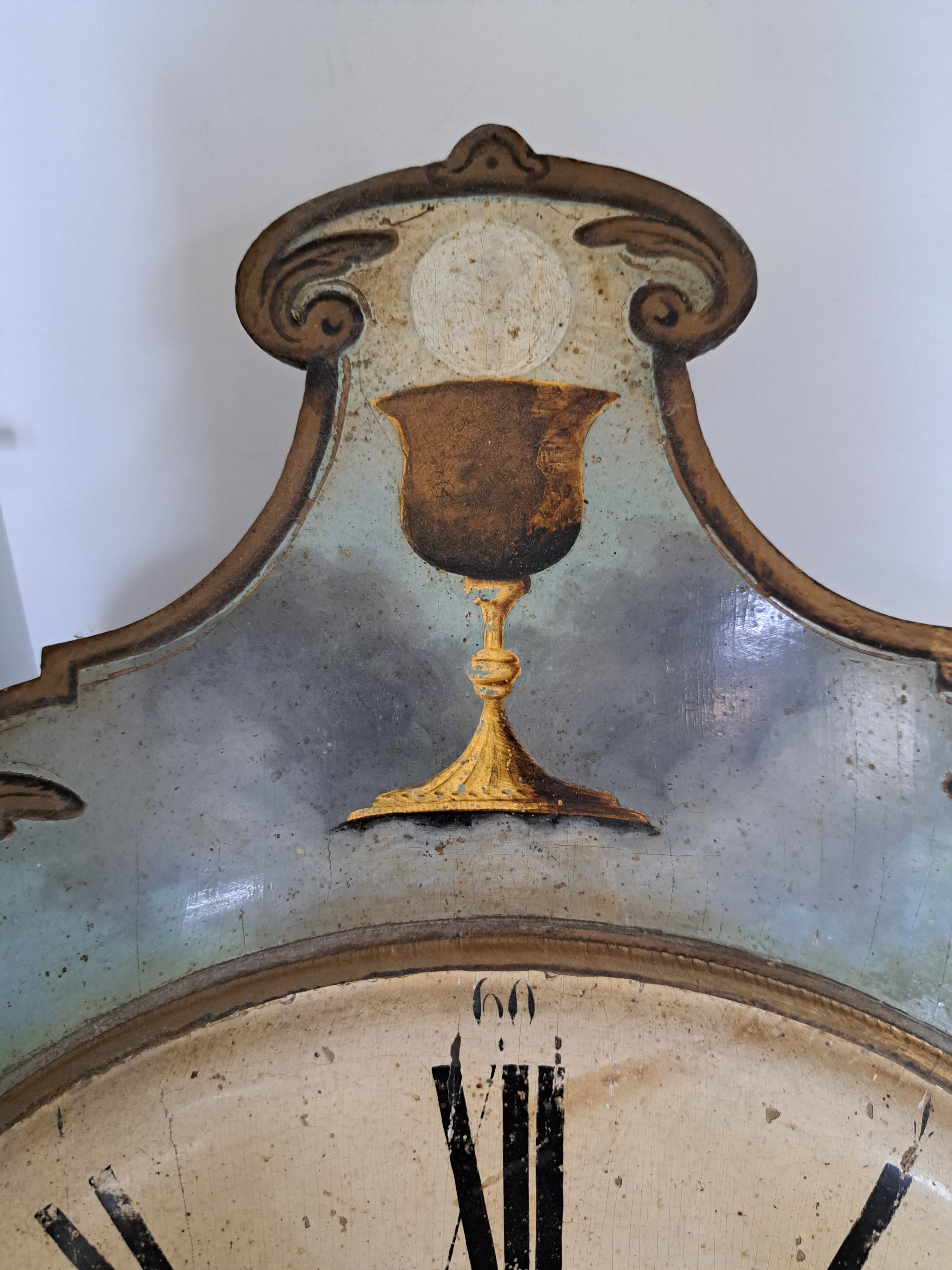 Detail e: Größere Wanduhr mit Viertelstundenschlag, Schwarzwald Mitte 19 Jh., Zifferblatt in Barockform mit gewölbten Ziffernbereich in Tellerform, im ...