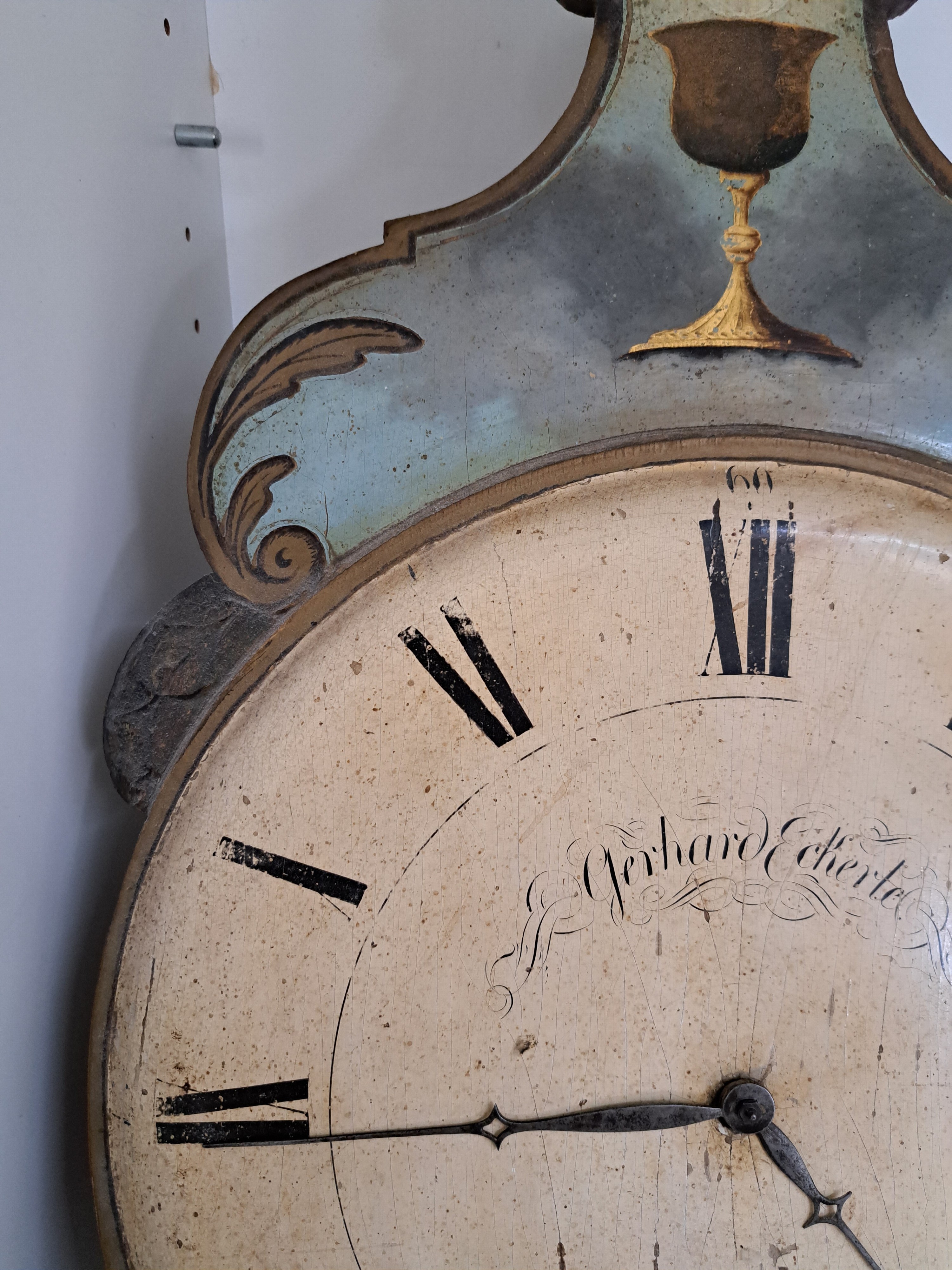Detail f: Größere Wanduhr mit Viertelstundenschlag, Schwarzwald Mitte 19 Jh., Zifferblatt in Barockform mit gewölbten Ziffernbereich in Tellerform, im ...