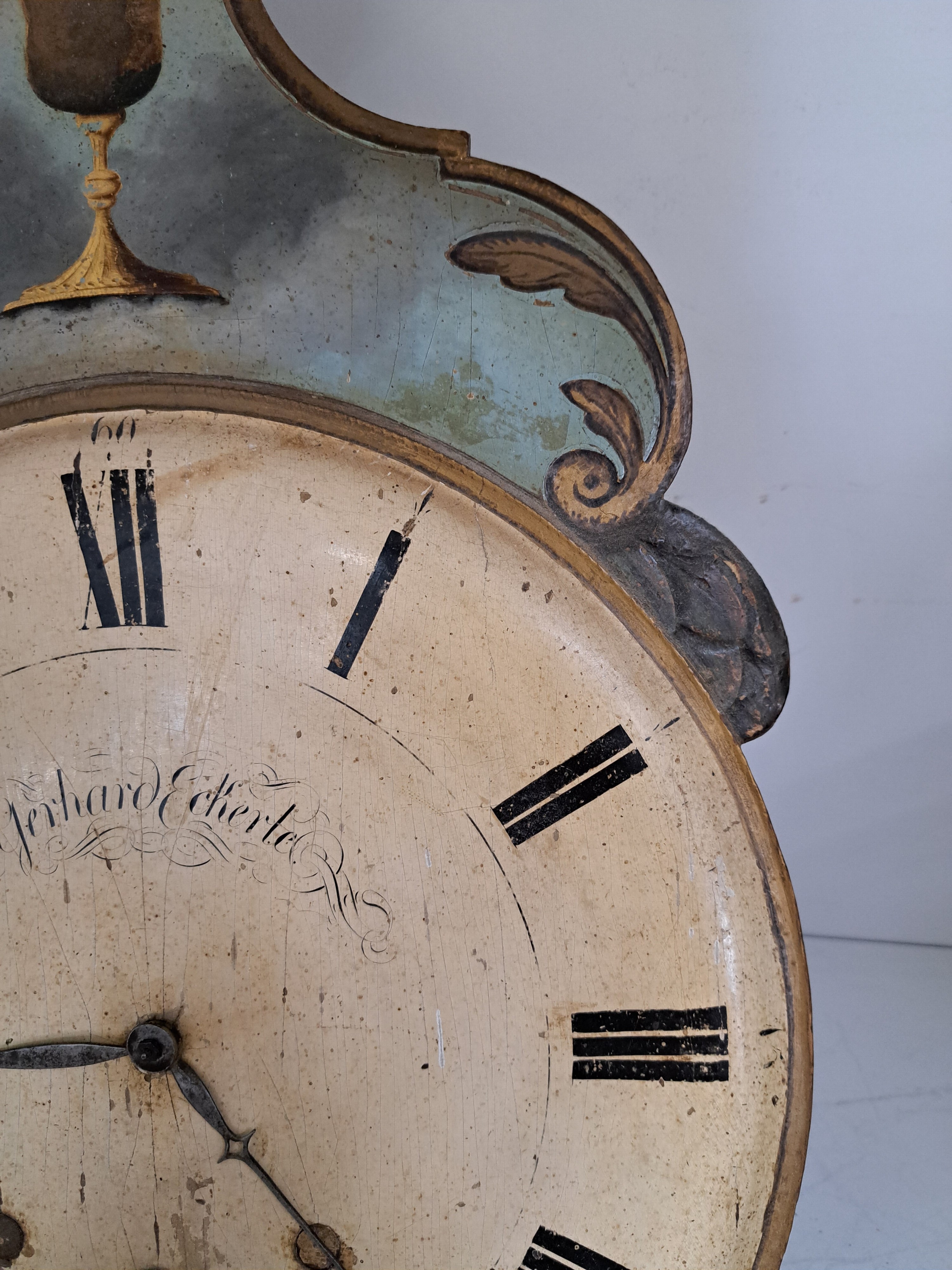 Detail g: Größere Wanduhr mit Viertelstundenschlag, Schwarzwald Mitte 19 Jh., Zifferblatt in Barockform mit gewölbten Ziffernbereich in Tellerform, im ...