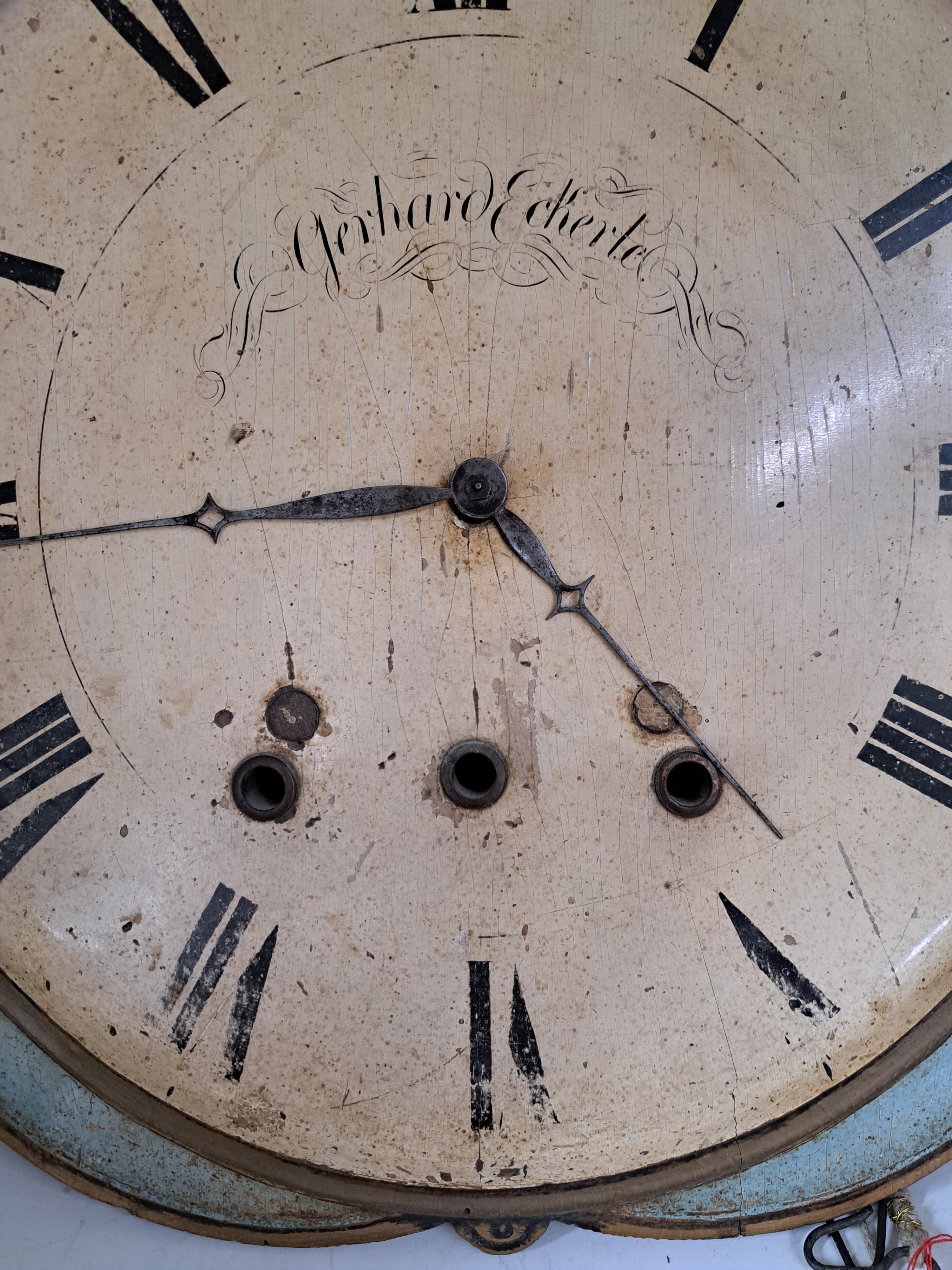 Detail h: Größere Wanduhr mit Viertelstundenschlag, Schwarzwald Mitte 19 Jh., Zifferblatt in Barockform mit gewölbten Ziffernbereich in Tellerform, im ...