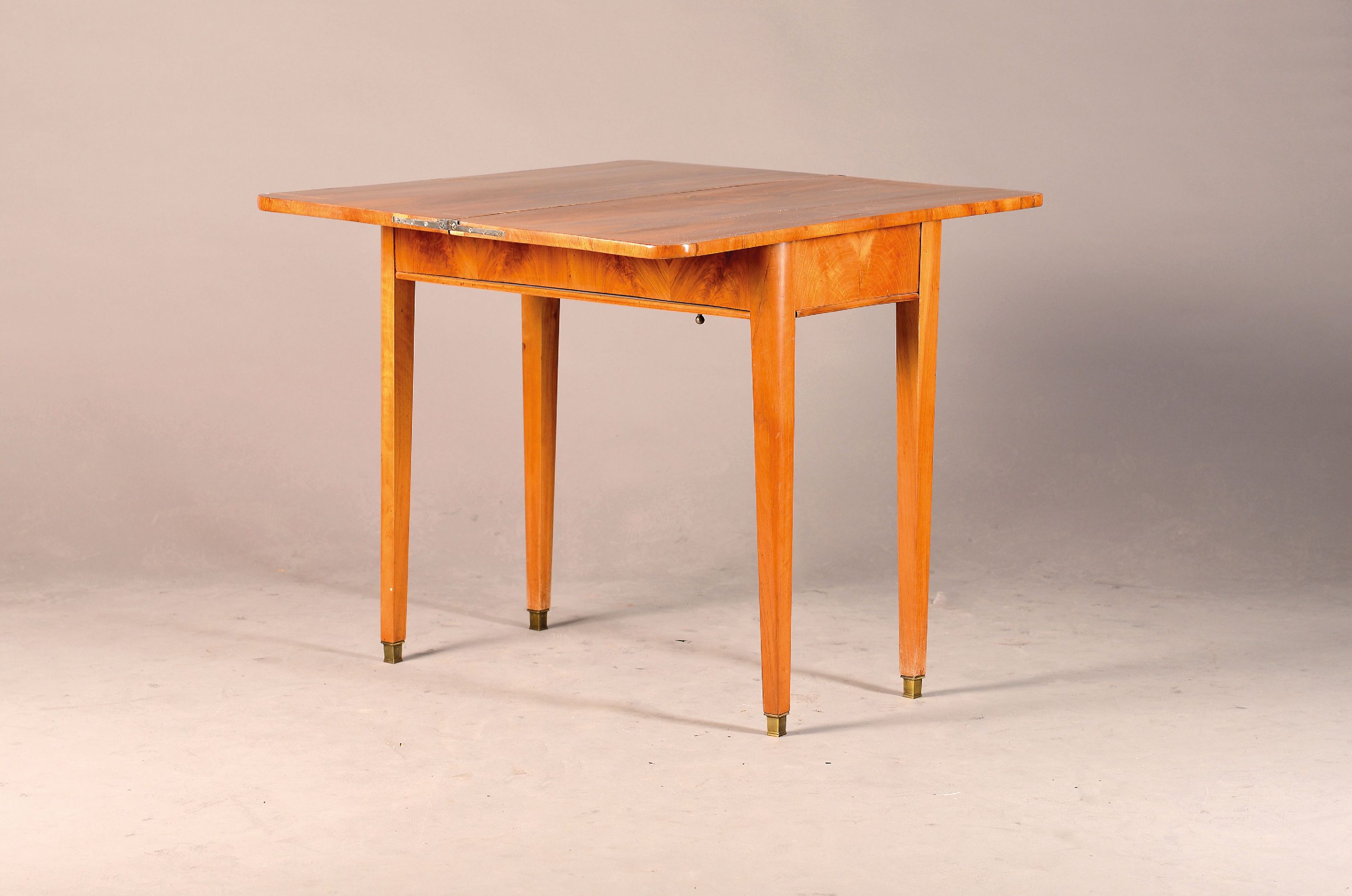 Image 27127775 - Biedermeier Spieltisch, um 1830/40, Nußbaumfurnier, aufklappbar, auf langen Beinen, ca. ...