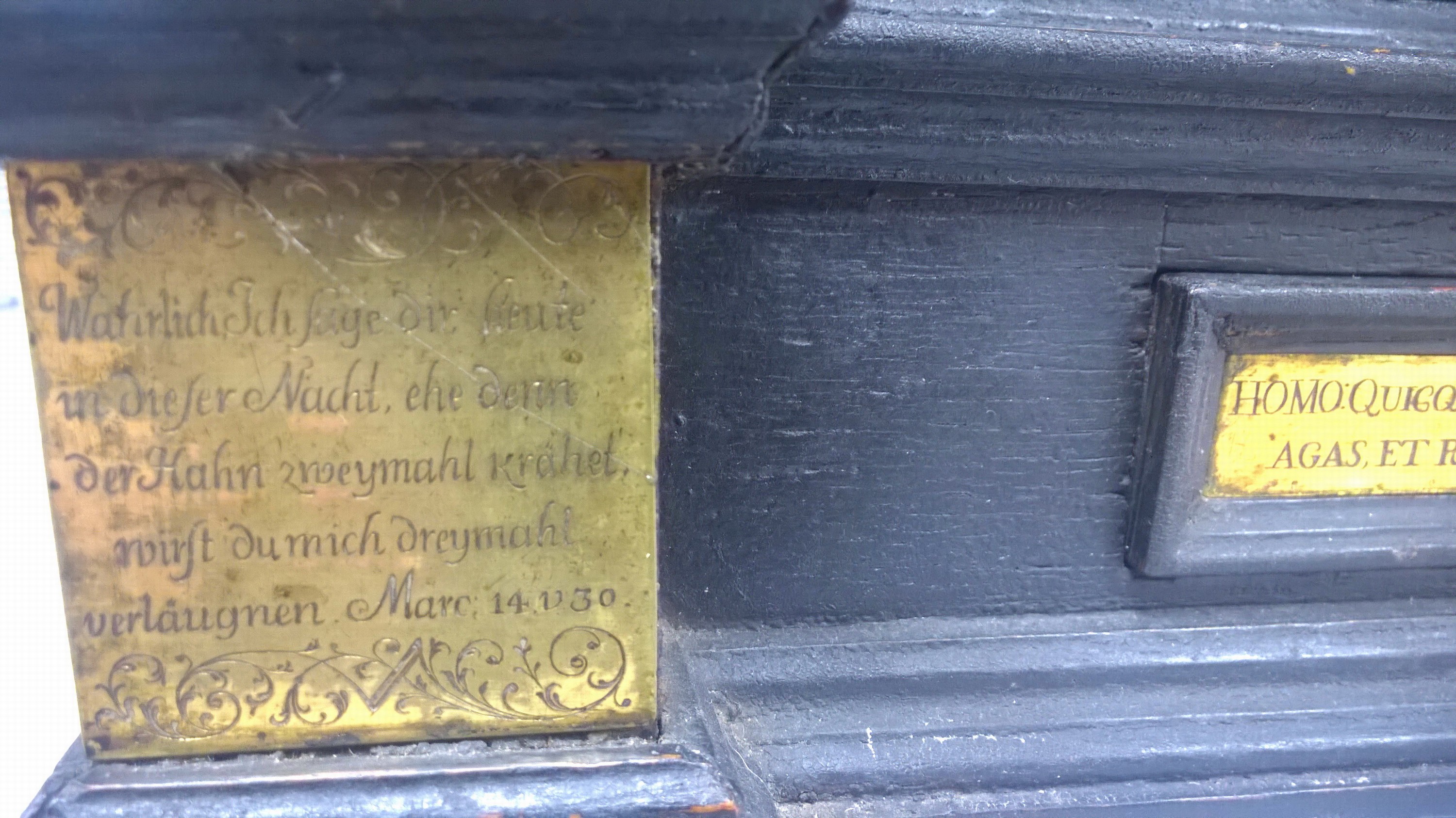 Detail b: Stockuhr, Süddeutschland, 18. Jh. schwarz gefasstes Holzgehäuse, profiliert, (ehemals mit Füßen), Glastüre vo. und hi., Sprenggiebel, Uhr ...