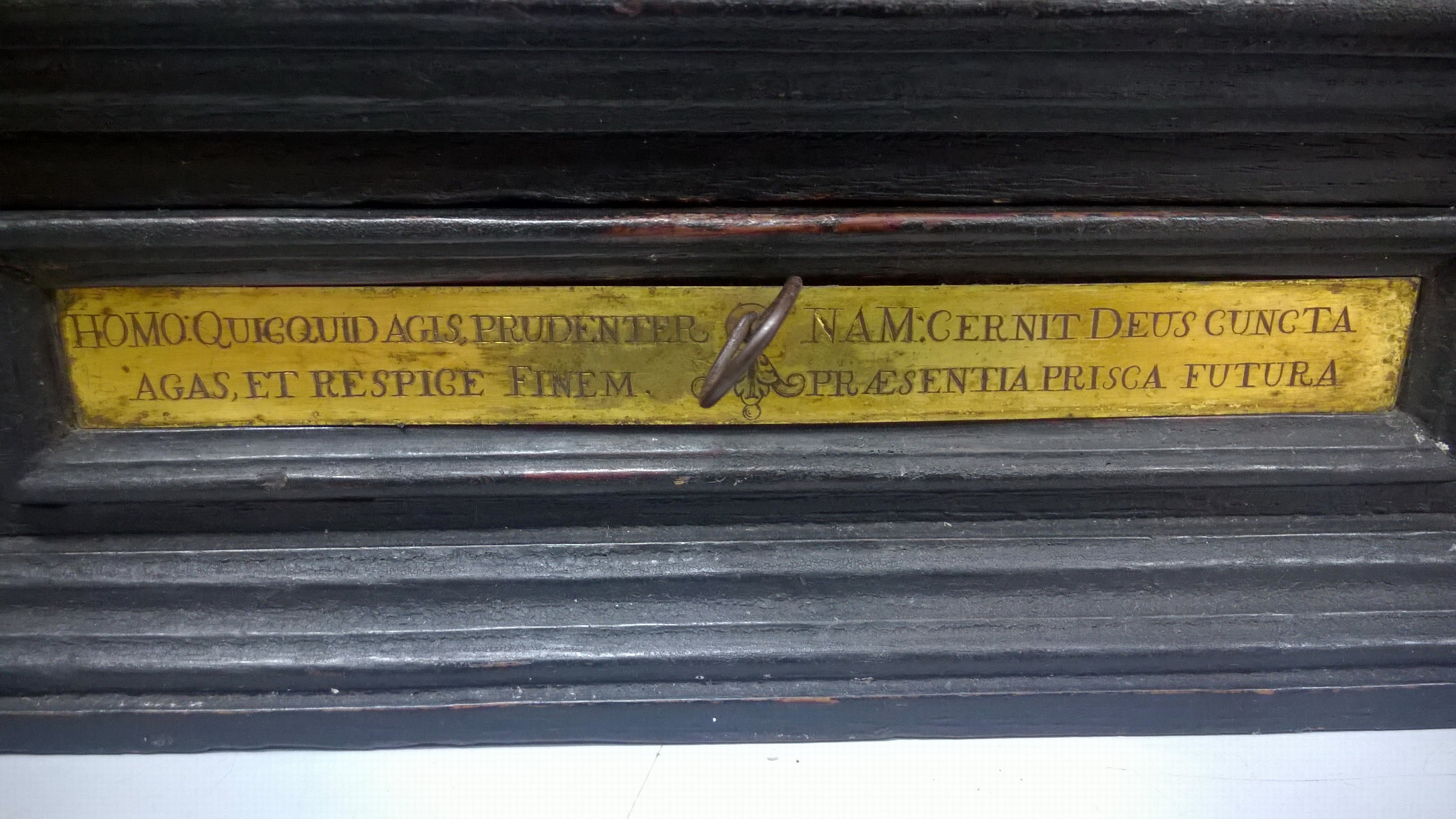 Detail c: Stockuhr, Süddeutschland, 18. Jh. schwarz gefasstes Holzgehäuse, profiliert, (ehemals mit Füßen), Glastüre vo. und hi., Sprenggiebel, Uhr ...