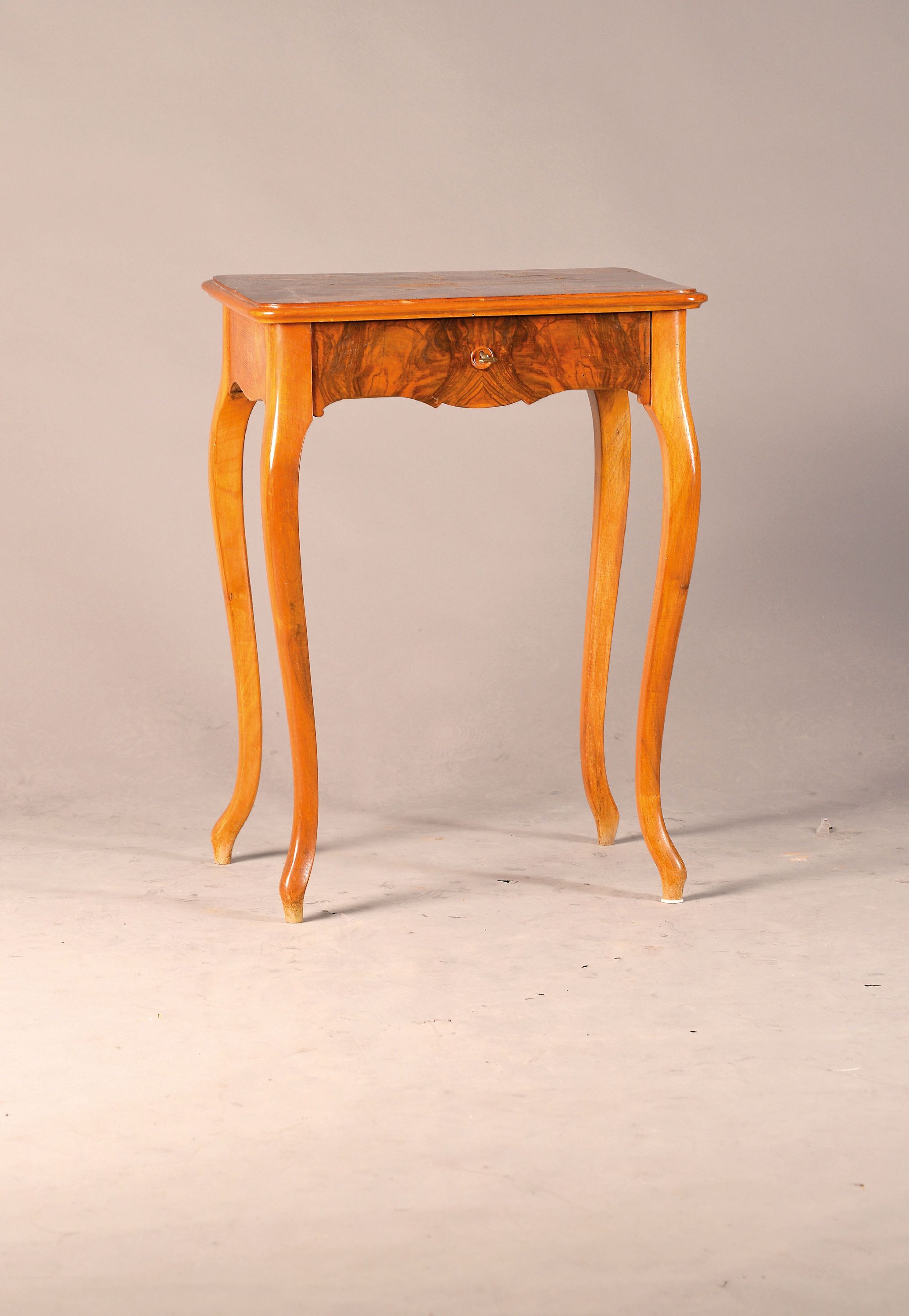 Image 27127795 - Biedermeier Nähtisch, um 1830/40, Nußbaumfurnier, eine Schublade mit Näheinteilung, ...