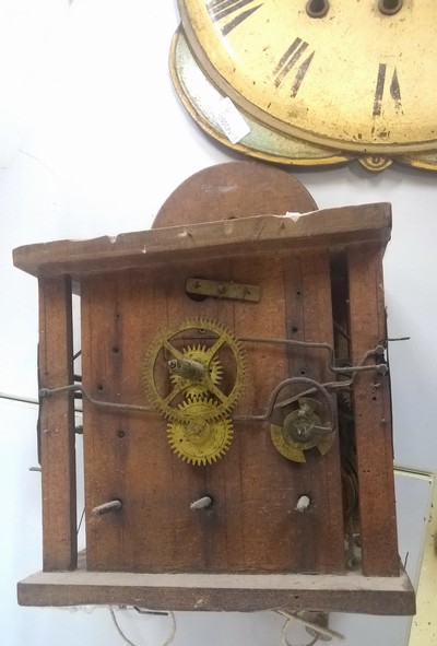 27127765a - Größere Wanduhr mit Viertelstundenschlag, Schwarzwald Mitte 19 Jh., Zifferblatt in ...