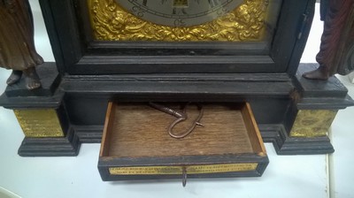 27127786f - Stockuhr, Süddeutschland, 18. Jh. schwarz gefasstes Holzgehäuse, profiliert, (ehemals ...