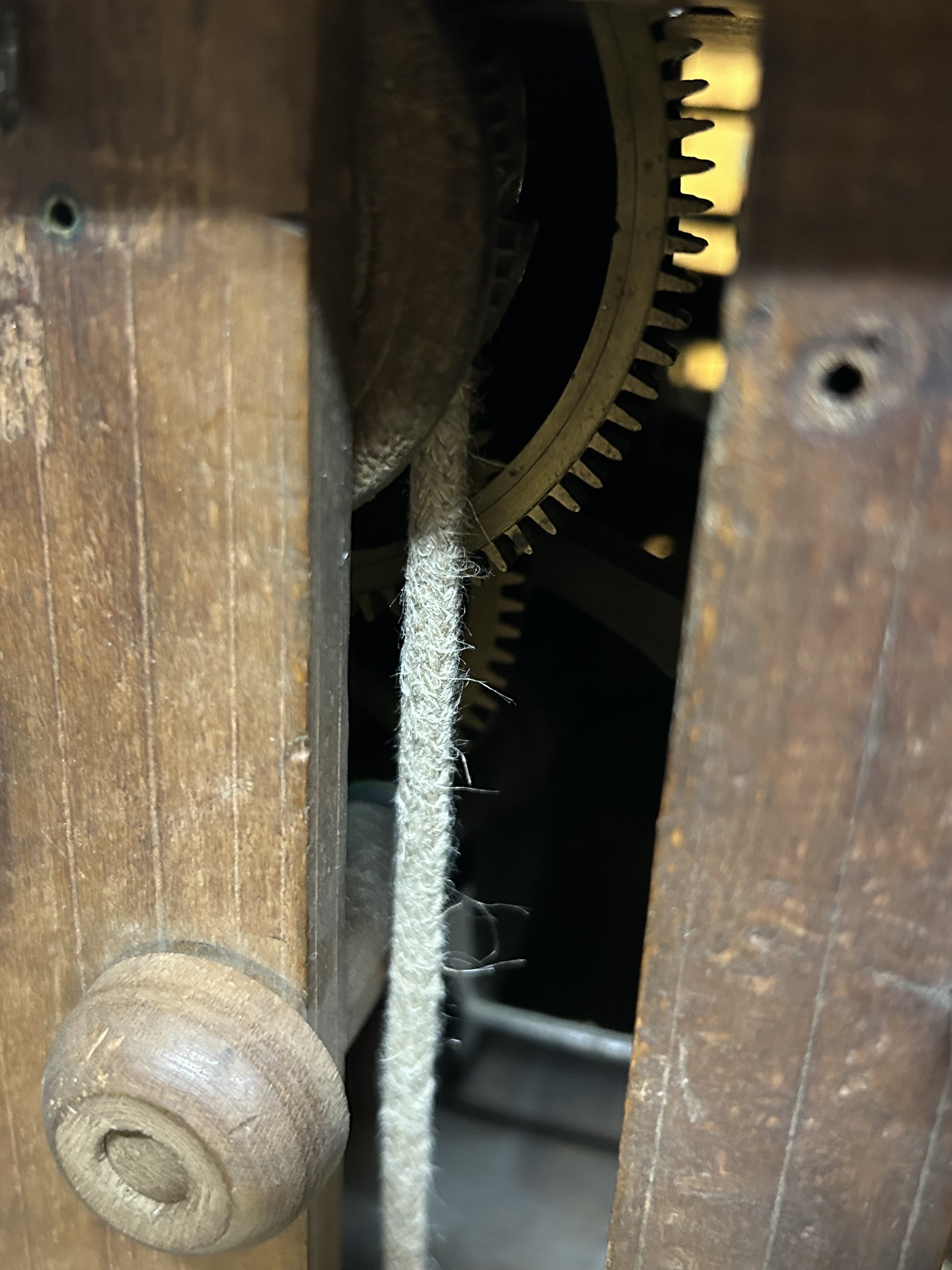 Detail f: Sog. Hackbrettuhr, Schwarzwald um 1850, bemaltes Schild in sog. Barockform, (Spannungsriss), erhabener Ziffernkreis mit Brustportrait und Vögel, ...