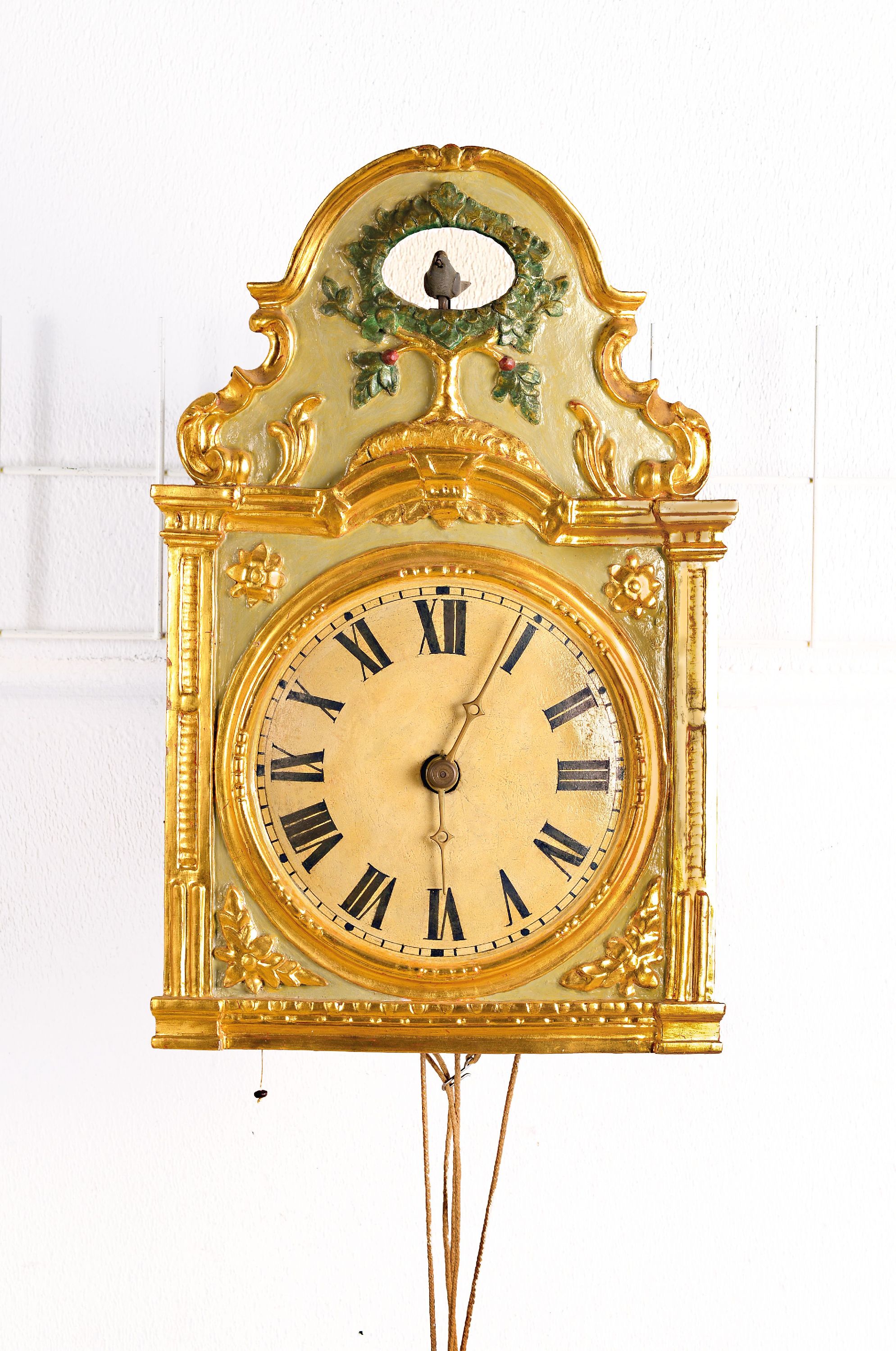 Image 27127810 - Sog. Flötenuhr mit beweglichem Vogel, Schwarzwald um 1800, geschnitztes Zifferblatt mit ...