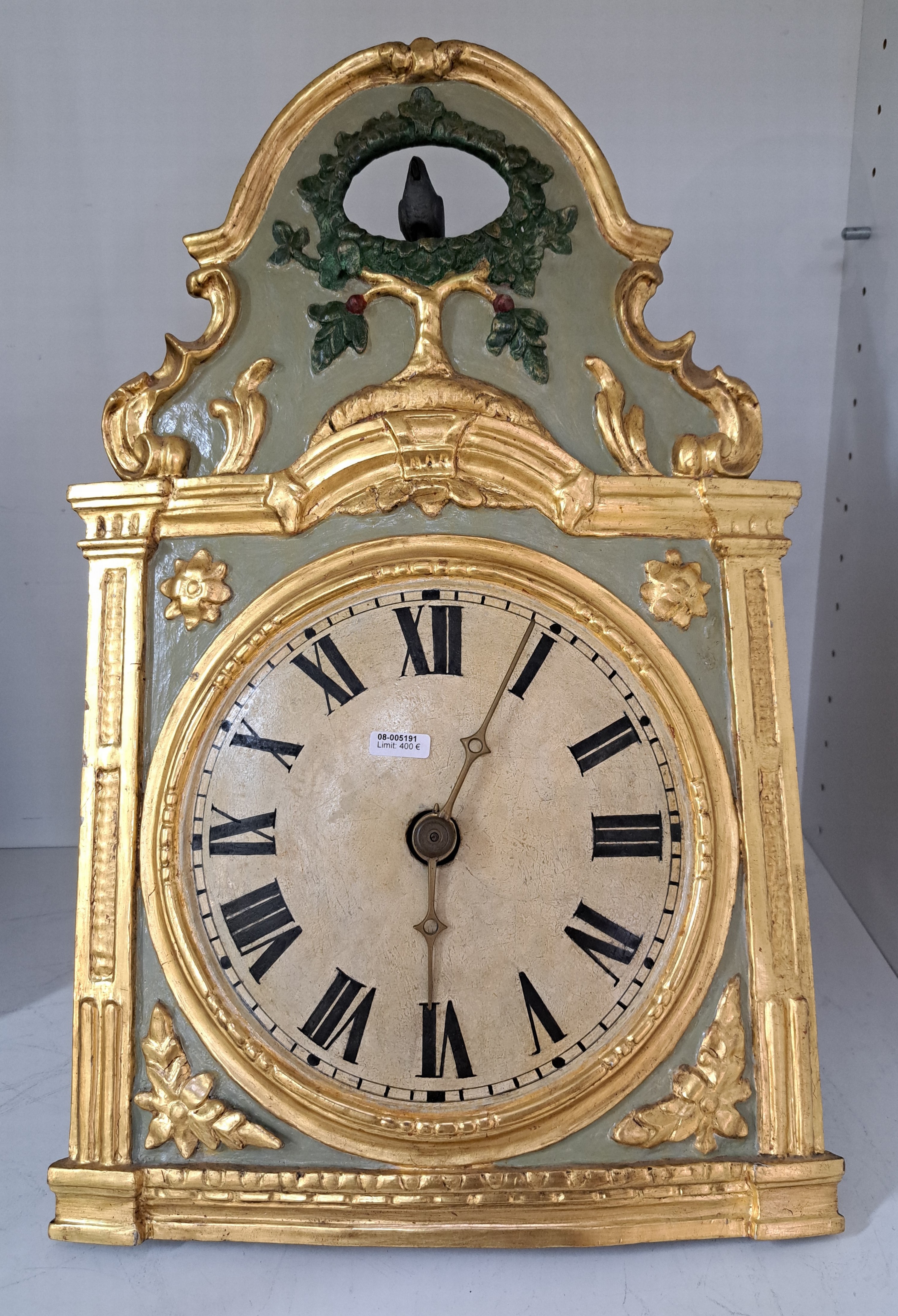 Detail c: Sog. Flötenuhr mit beweglichem Vogel, Schwarzwald um 1800, geschnitztes Zifferblatt mit erhabenen Ziffernkreis, restauriert und partiell neu ...