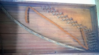 27127806a - Sog. Hackbrettuhr, Schwarzwald um 1850, bemaltes Schild in sog. Barockform, ...