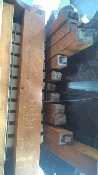 27127810b - Sog. Flötenuhr mit beweglichem Vogel, Schwarzwald um 1800, geschnitztes Zifferblatt mit ...