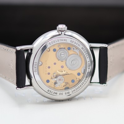 27127896e - Nomos Ludwig Armbanduhr in Edelstahl, Handaufzug, beids. vergl. Geh. inkl. neutr. ...