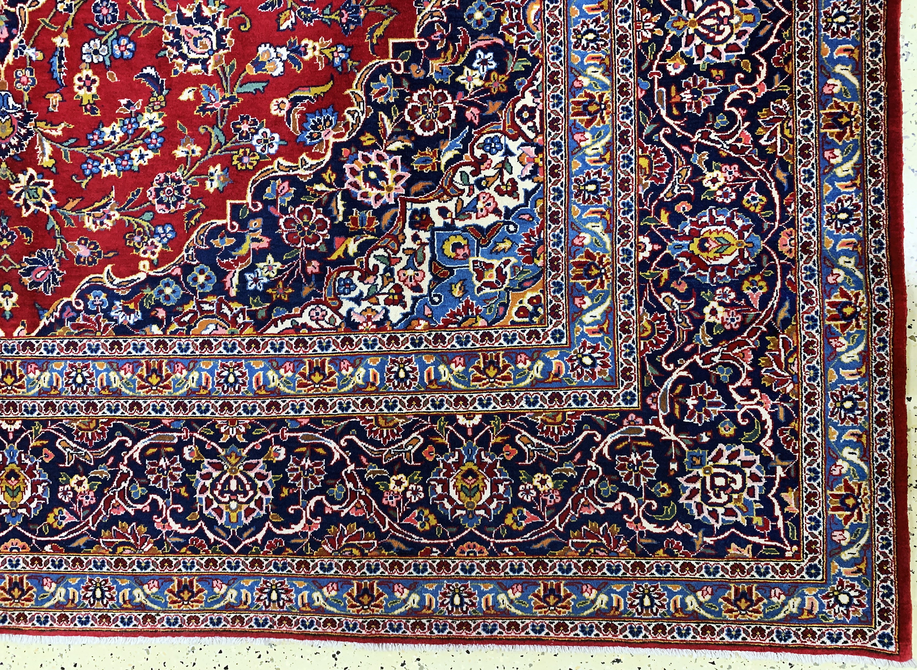 Detail a: Keschan Persien, signiert"Ghoutb", Mitte 20.Jhd, Wolle auf Baumwolle, ca. 400 x 303 cm,EHZ: 1-2