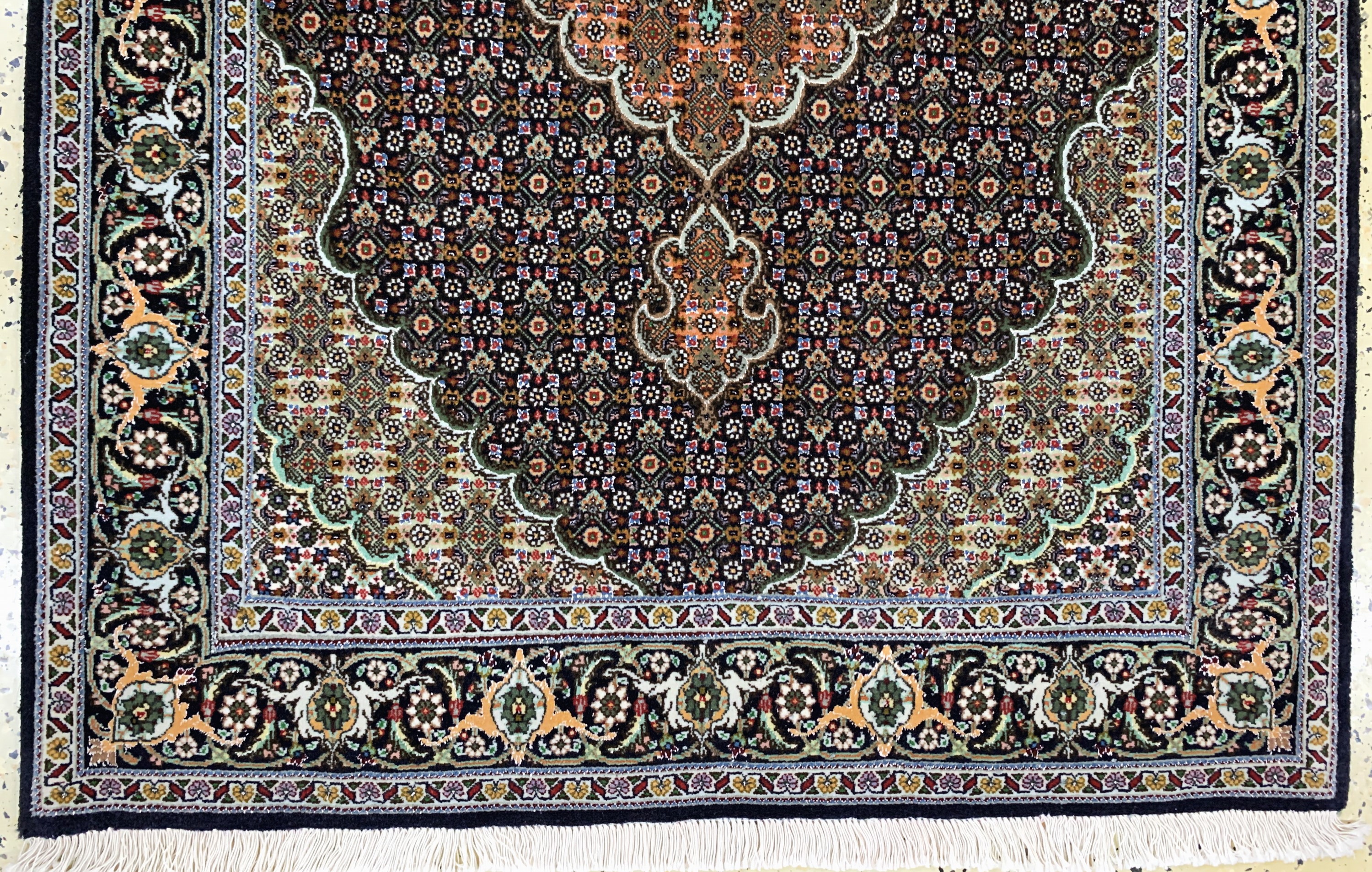 Detail b: Täbriz fein(50 Raj), Persien, Ende 20.Jhd, Korkwolle mit Seide, ca. 155 x 106 cm, ca. 500.000 Kn/qm, EHZ:(nahezu neuwertig)