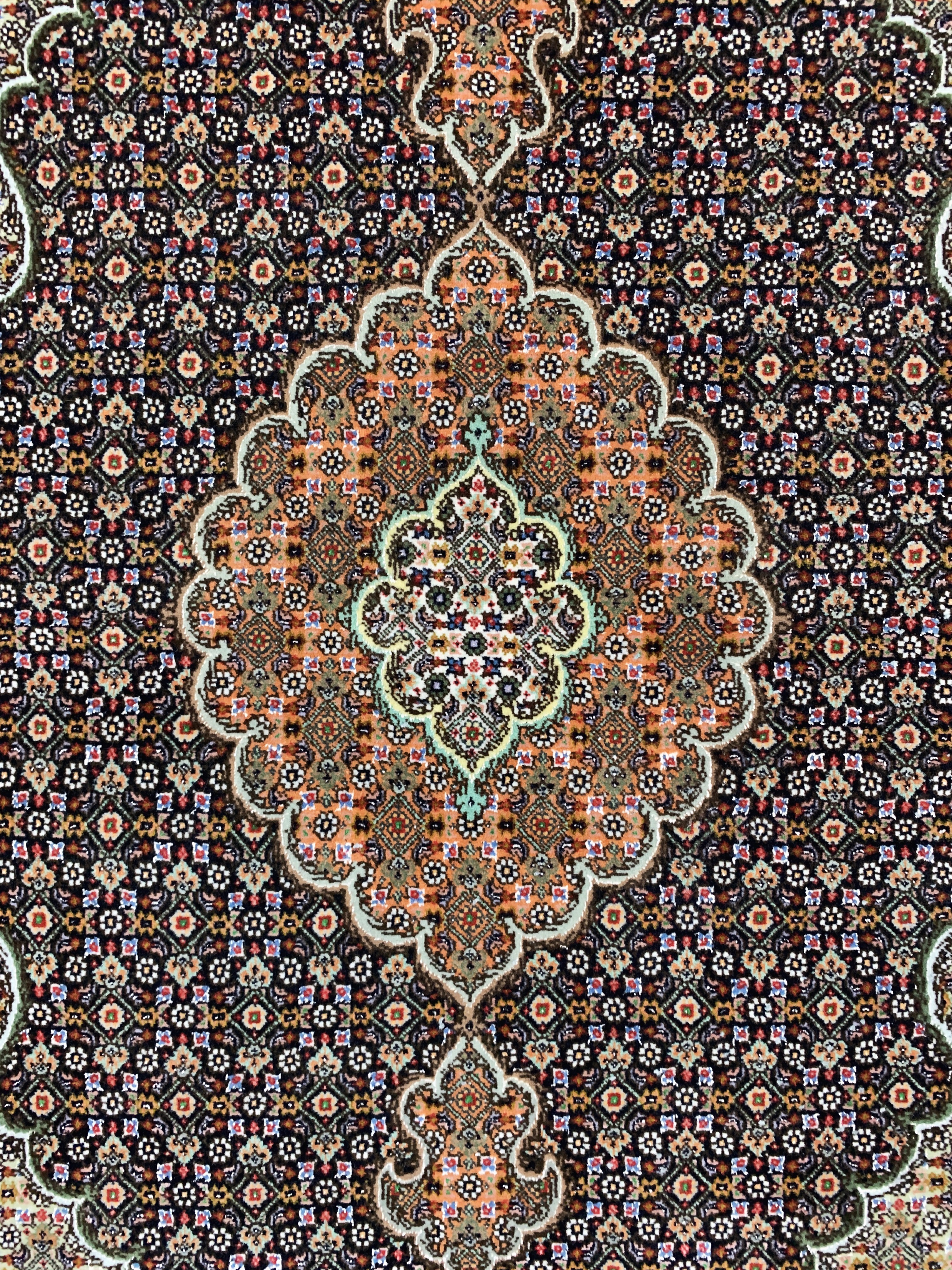 Detail c: Täbriz fein(50 Raj), Persien, Ende 20.Jhd, Korkwolle mit Seide, ca. 155 x 106 cm, ca. 500.000 Kn/qm, EHZ:(nahezu neuwertig)