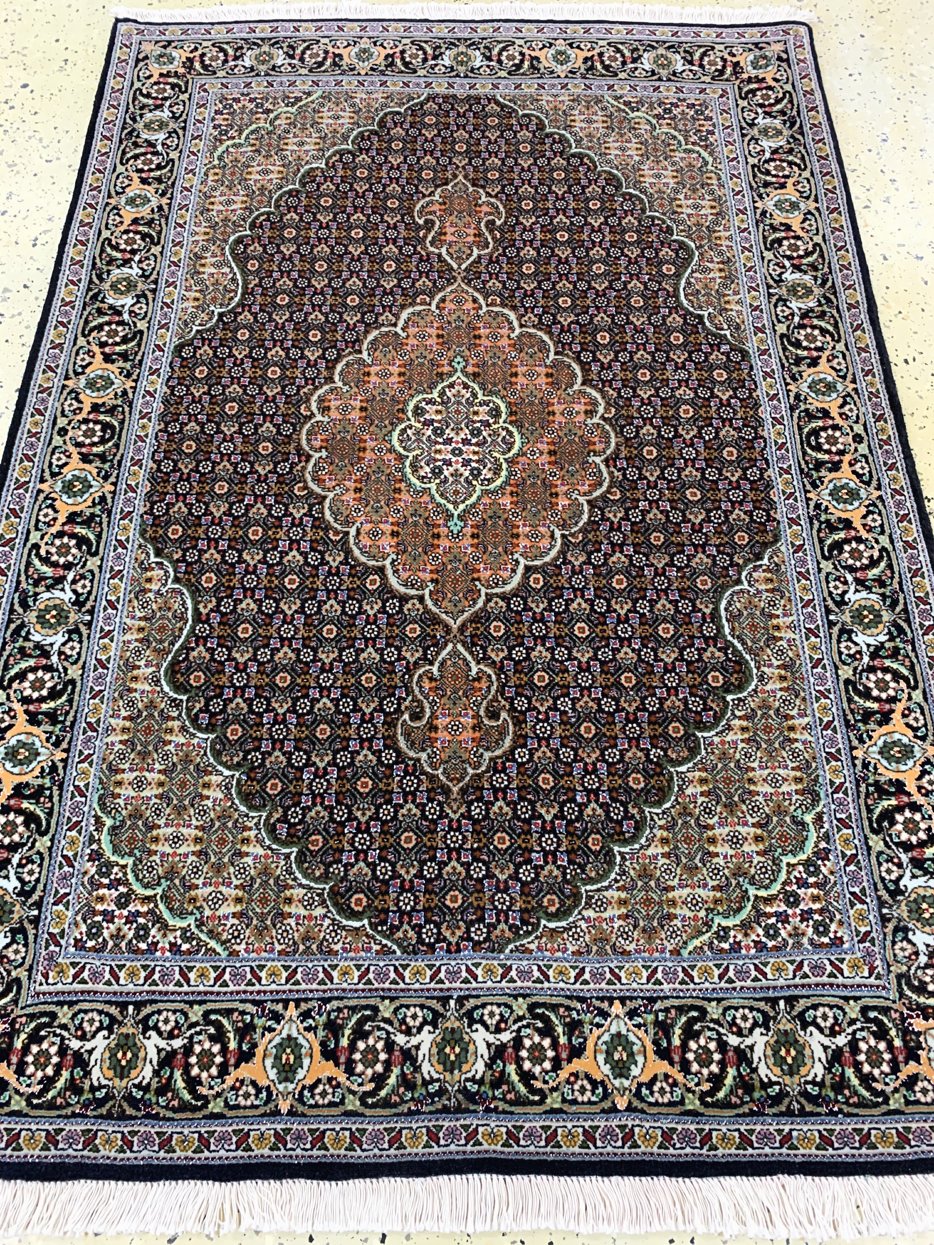 Detail d: Täbriz fein(50 Raj), Persien, Ende 20.Jhd, Korkwolle mit Seide, ca. 155 x 106 cm, ca. 500.000 Kn/qm, EHZ:(nahezu neuwertig)