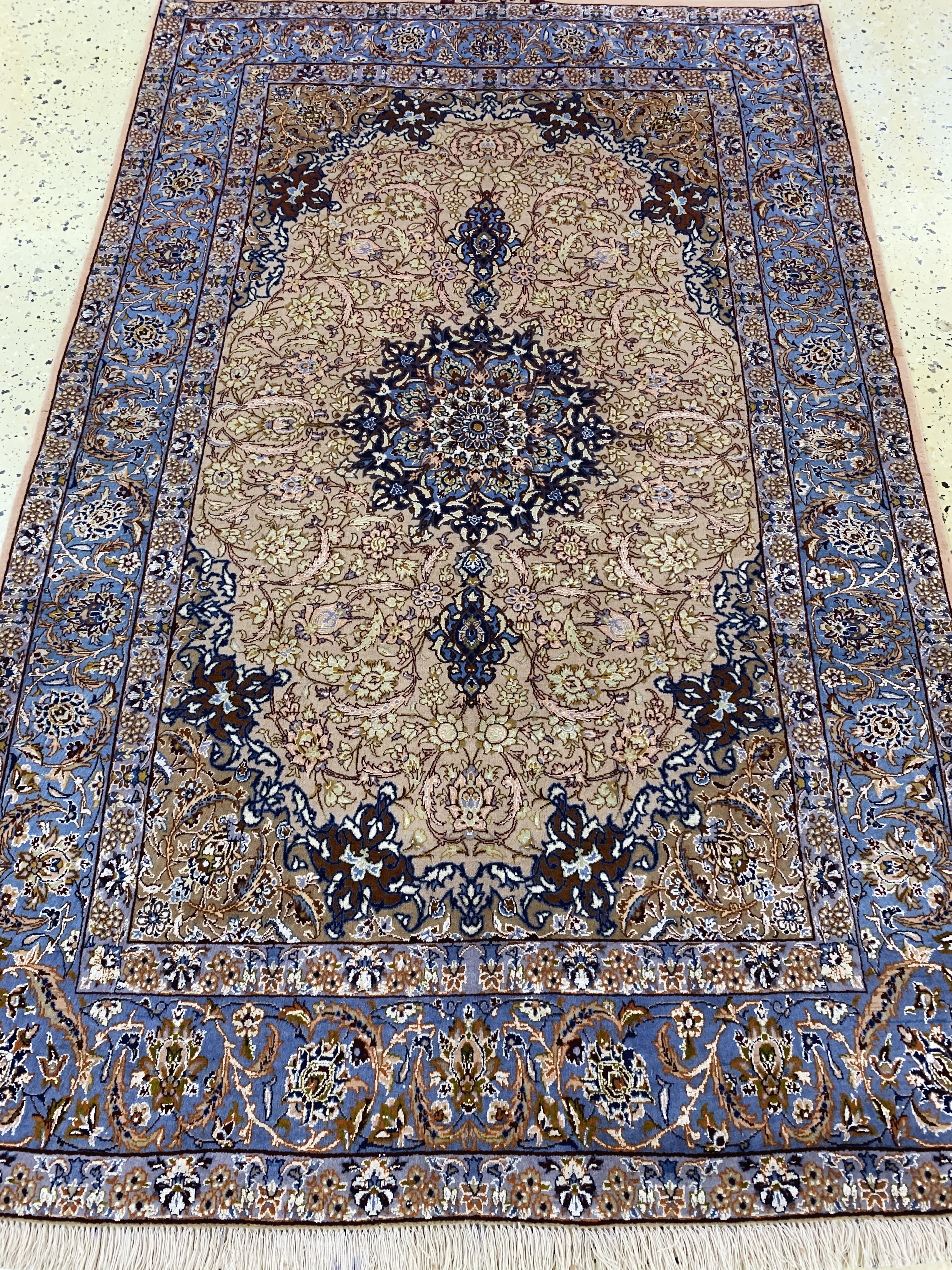 Detail e: Esfahan fein Persien, signiert"Sanaye", Mitte 20.Jhd, Korkwolle mit und auf Seide, ca.170 x 107 cm, ca. 1,0 Mio. Kn/qm, EHZ: 1-2