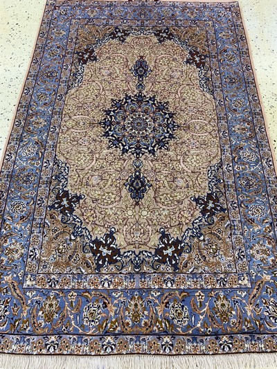 27128346e - Esfahan fein Persien, signiert´Sanaye´, Mitte 20.Jhd, Korkwolle mit und auf Seide, ...