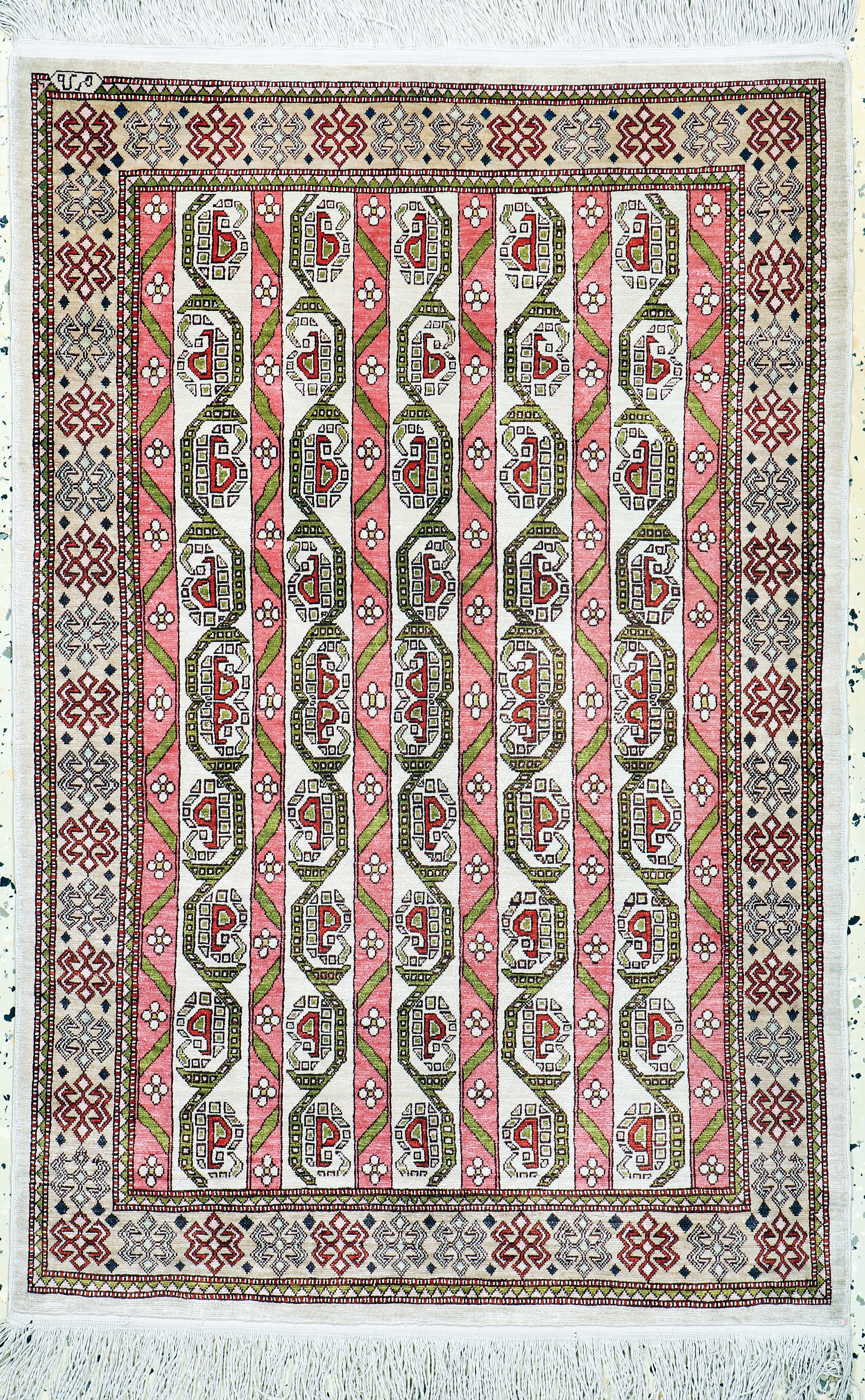 Image 27128431 - Hereke Seide fein signiert, Türkei, Mitte 20.Jhd, reine Naturseide, ca. 94 x 63 cm, ...