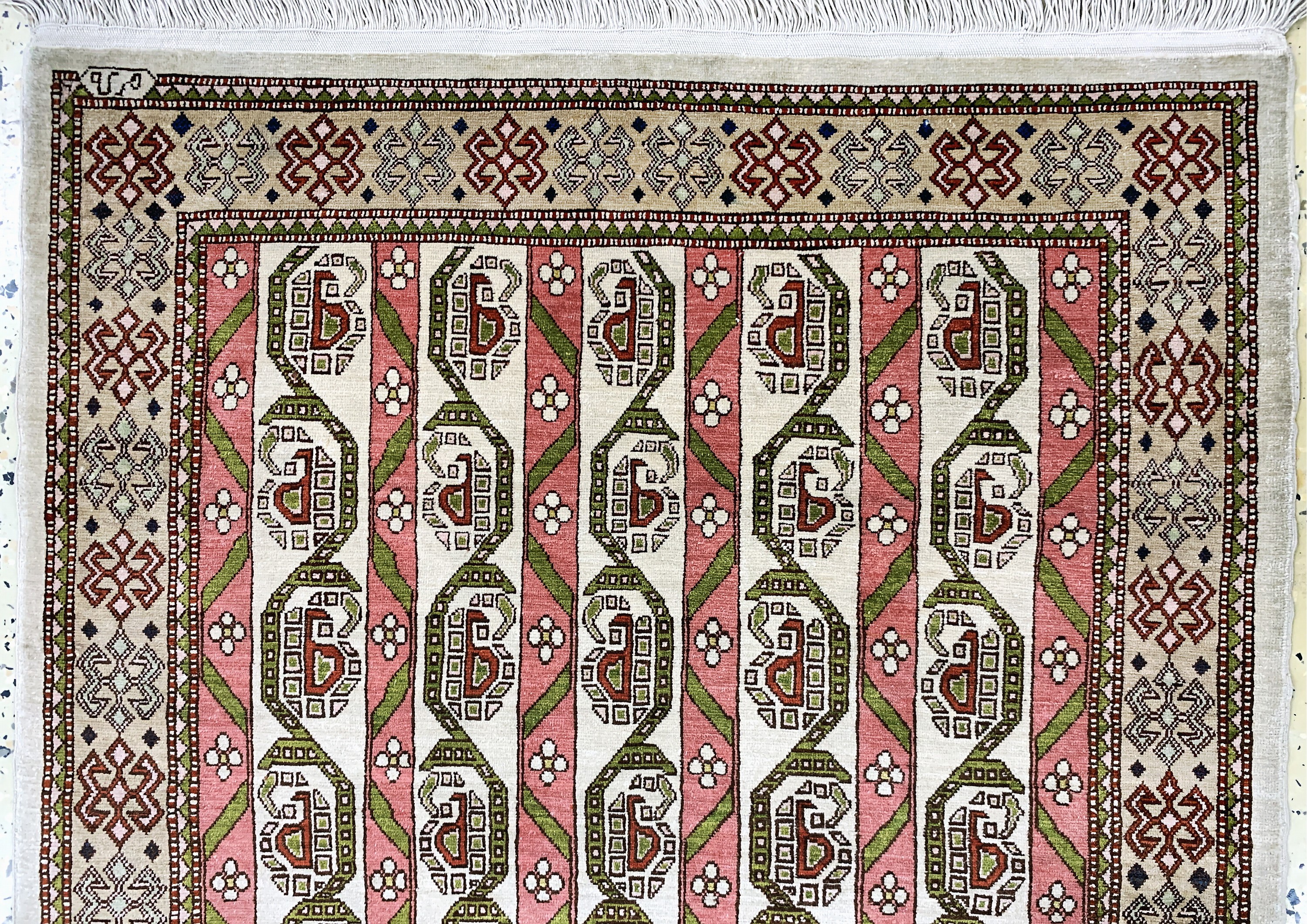 Detail a: Hereke Seide fein signiert, Türkei, Mitte 20.Jhd, reine Naturseide, ca. 94 x 63 cm, EHZ:(nahezu neuwertig).