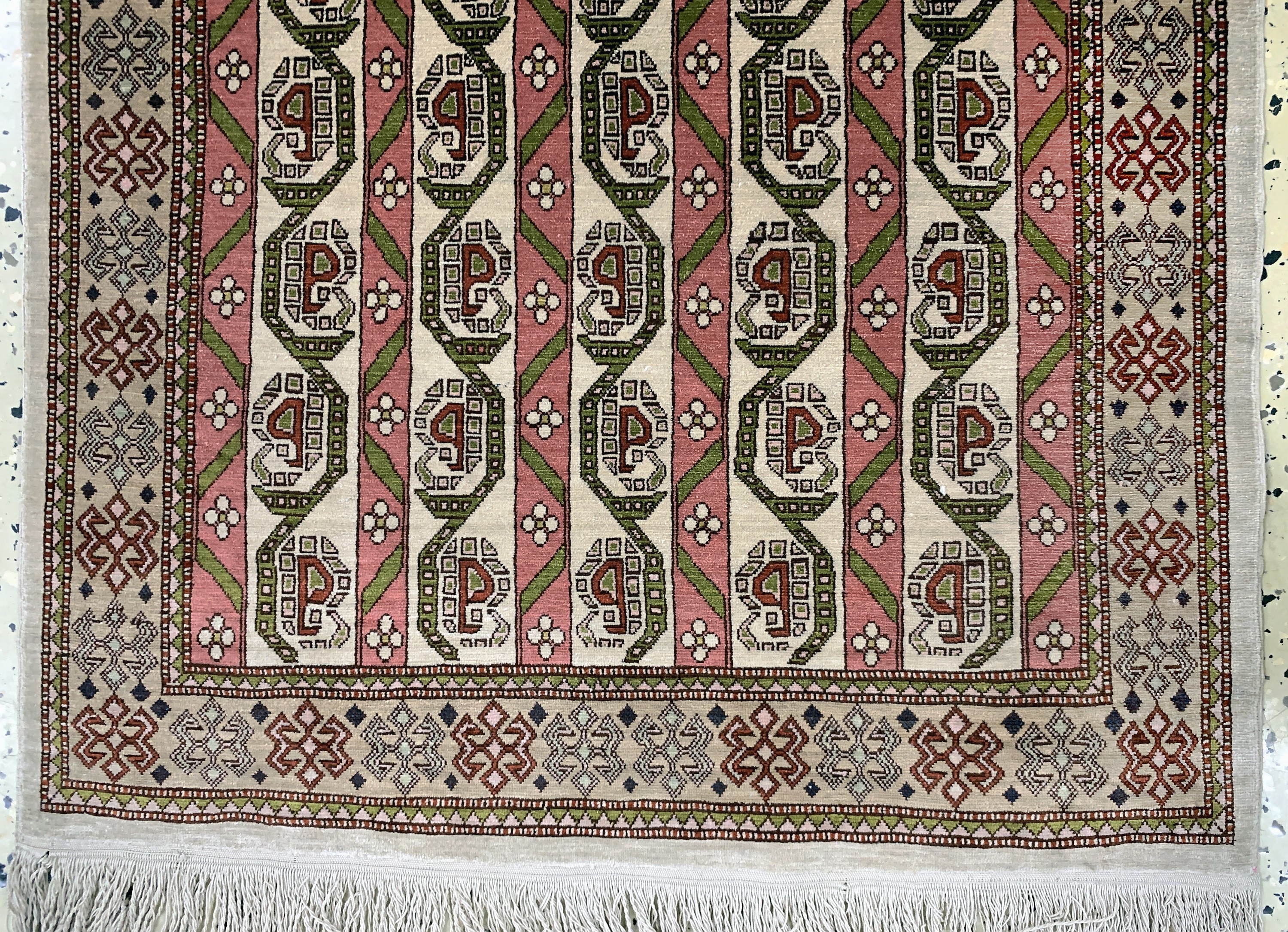 Detail b: Hereke Seide fein signiert, Türkei, Mitte 20.Jhd, reine Naturseide, ca. 94 x 63 cm, EHZ:(nahezu neuwertig).