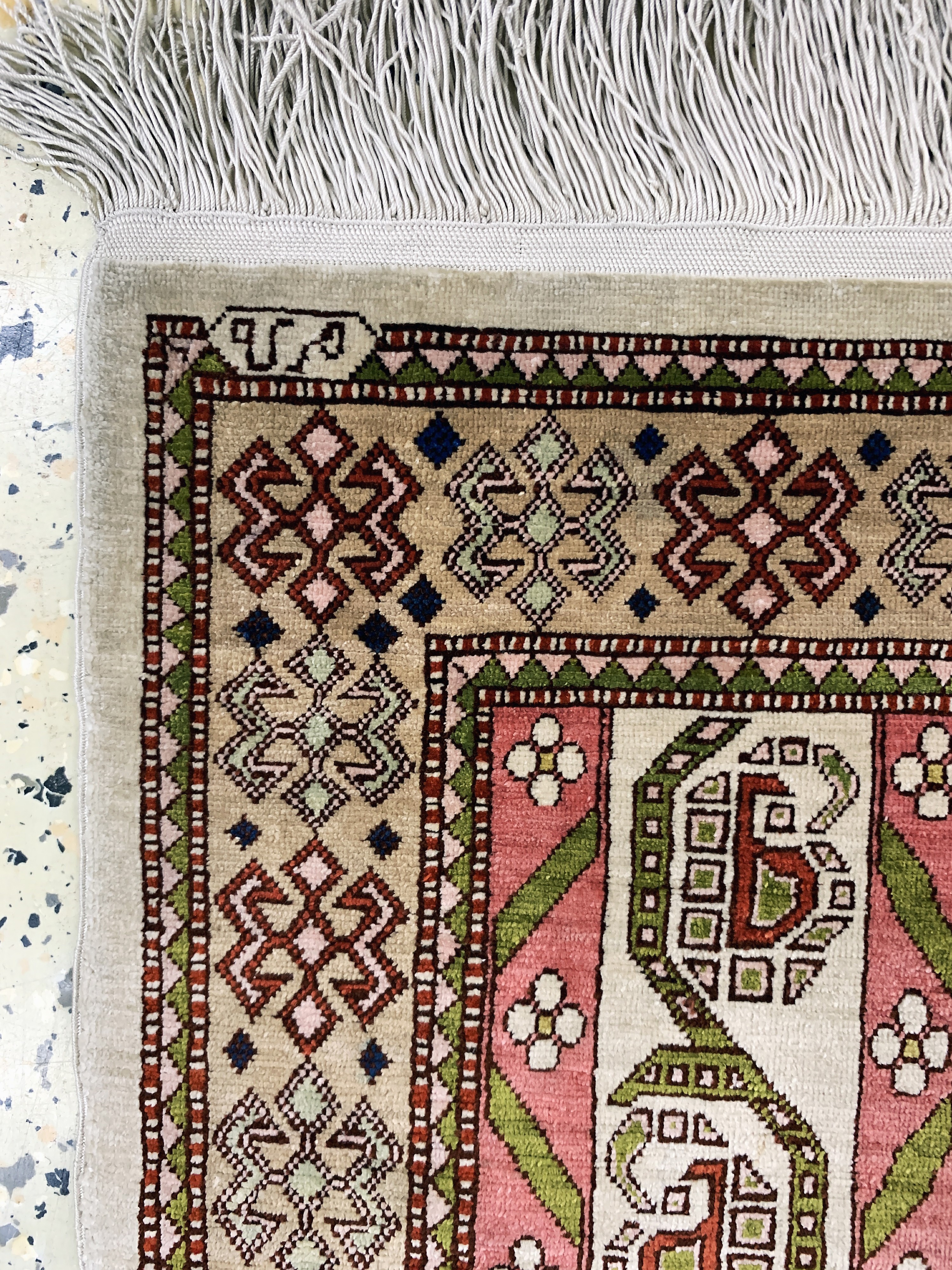 Detail c: Hereke Seide fein signiert, Türkei, Mitte 20.Jhd, reine Naturseide, ca. 94 x 63 cm, EHZ:(nahezu neuwertig).