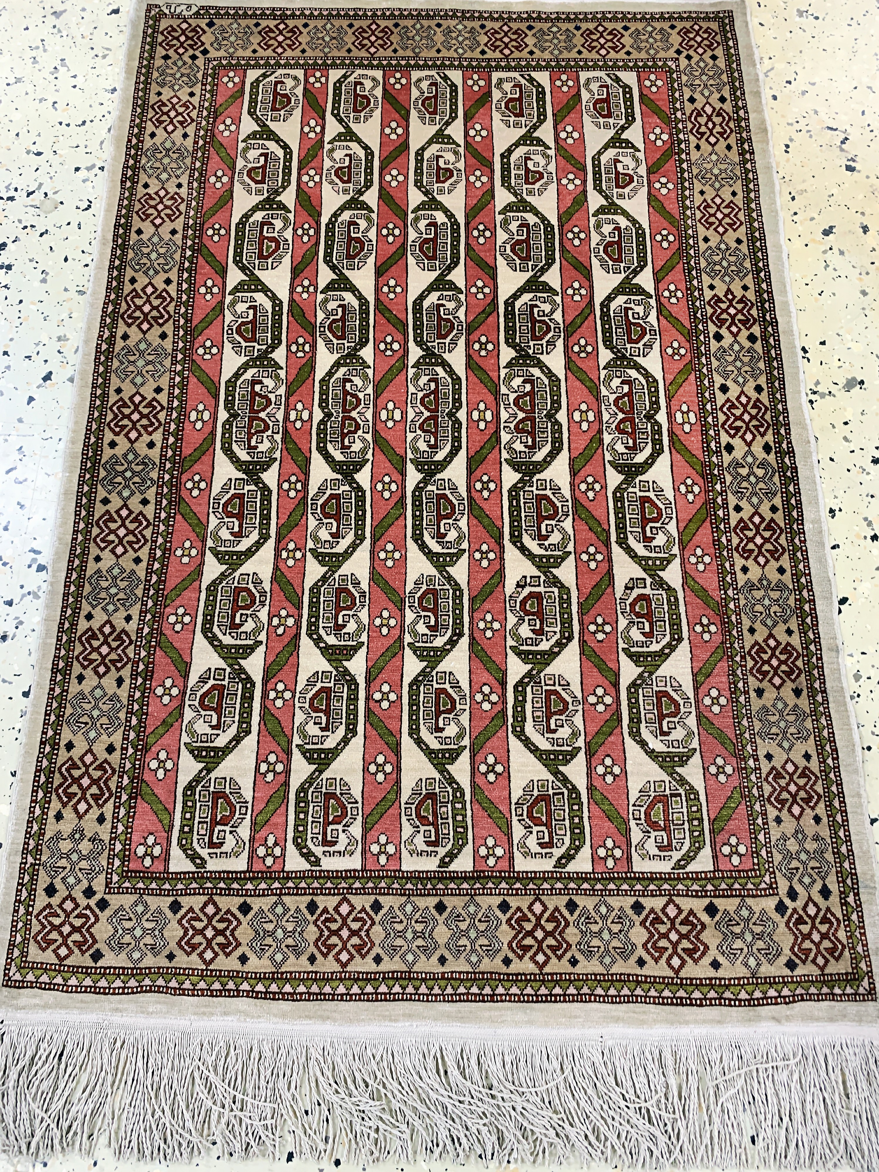 Detail e: Hereke Seide fein signiert, Türkei, Mitte 20.Jhd, reine Naturseide, ca. 94 x 63 cm, EHZ:(nahezu neuwertig).