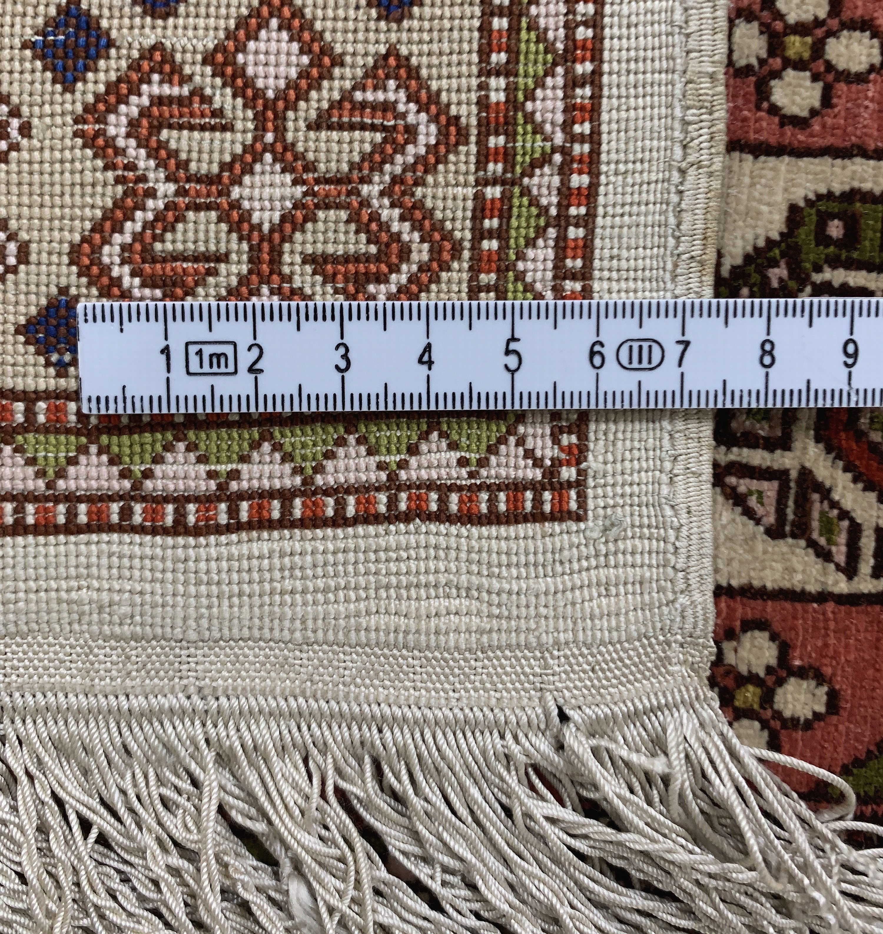 Detail f: Hereke Seide fein signiert, Türkei, Mitte 20.Jhd, reine Naturseide, ca. 94 x 63 cm, EHZ:(nahezu neuwertig).