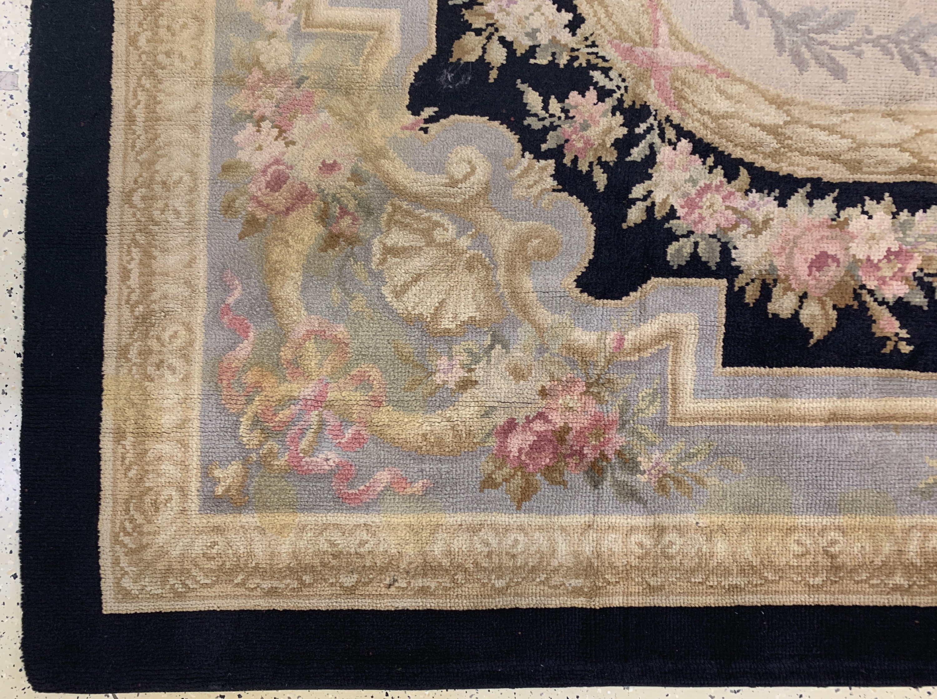 Detail b: Aubusson Teppich antik, Frankreich, um 1900, Wolle auf Wolle, ca. 610 x 414 cm, restauriert, EHZ: 4, (Flecken & Risse)