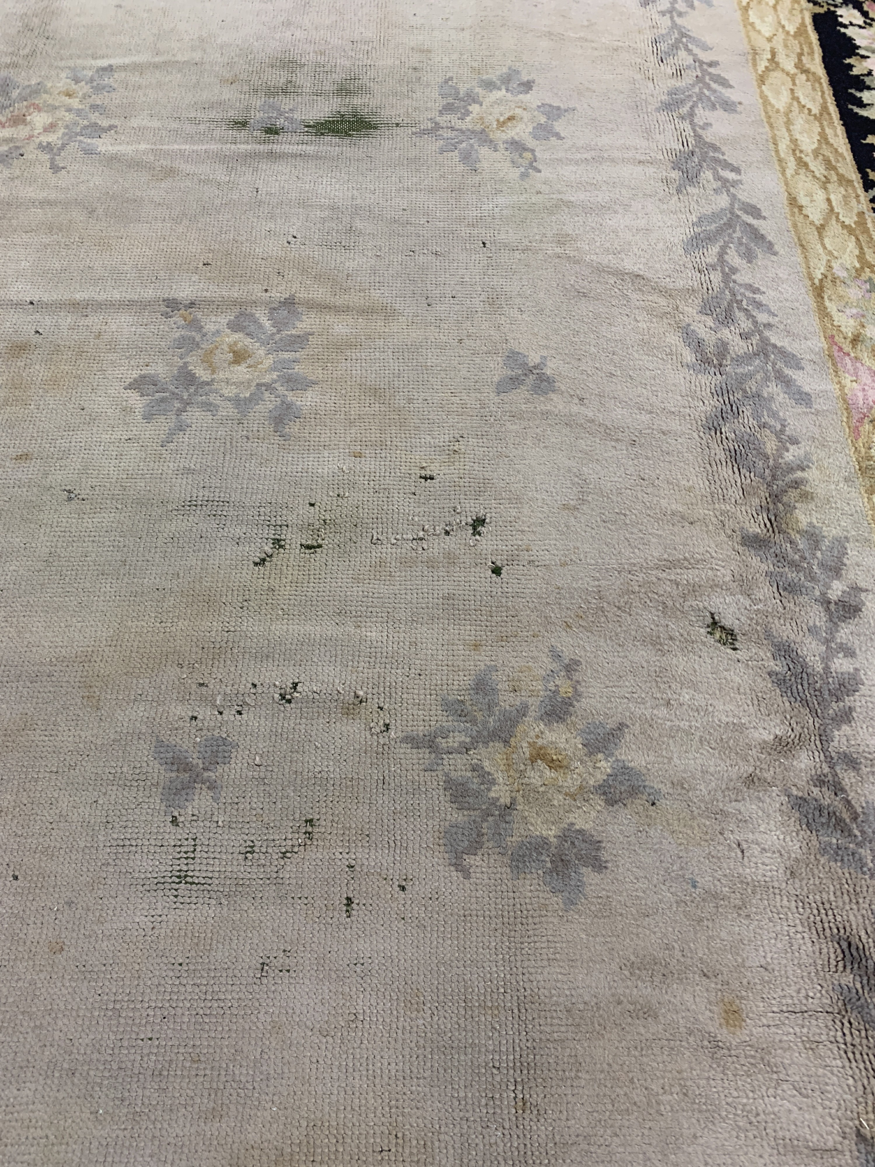 Detail g: Aubusson Teppich antik, Frankreich, um 1900, Wolle auf Wolle, ca. 610 x 414 cm, restauriert, EHZ: 4, (Flecken & Risse)