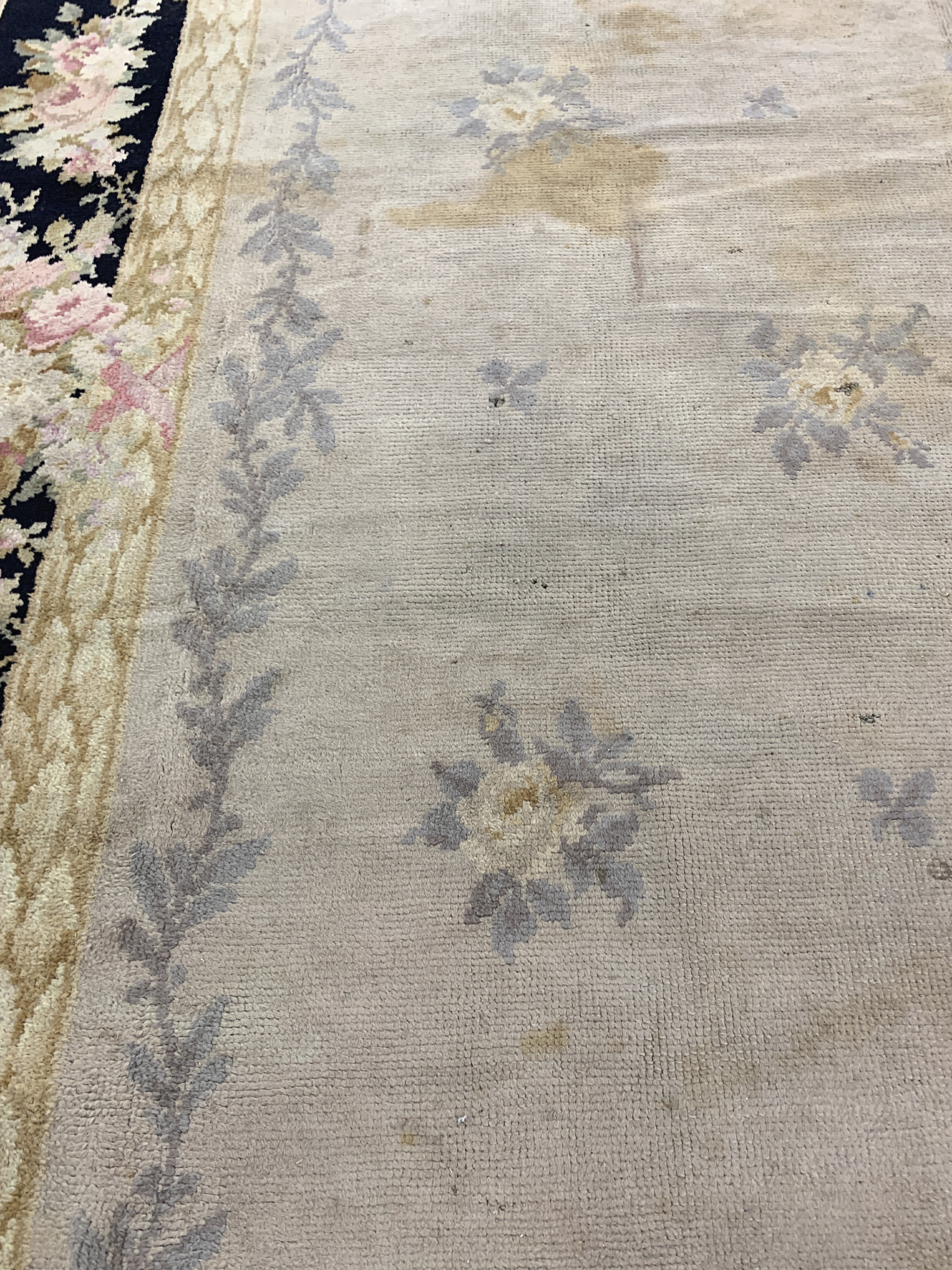 Detail h: Aubusson Teppich antik, Frankreich, um 1900, Wolle auf Wolle, ca. 610 x 414 cm, restauriert, EHZ: 4, (Flecken & Risse)