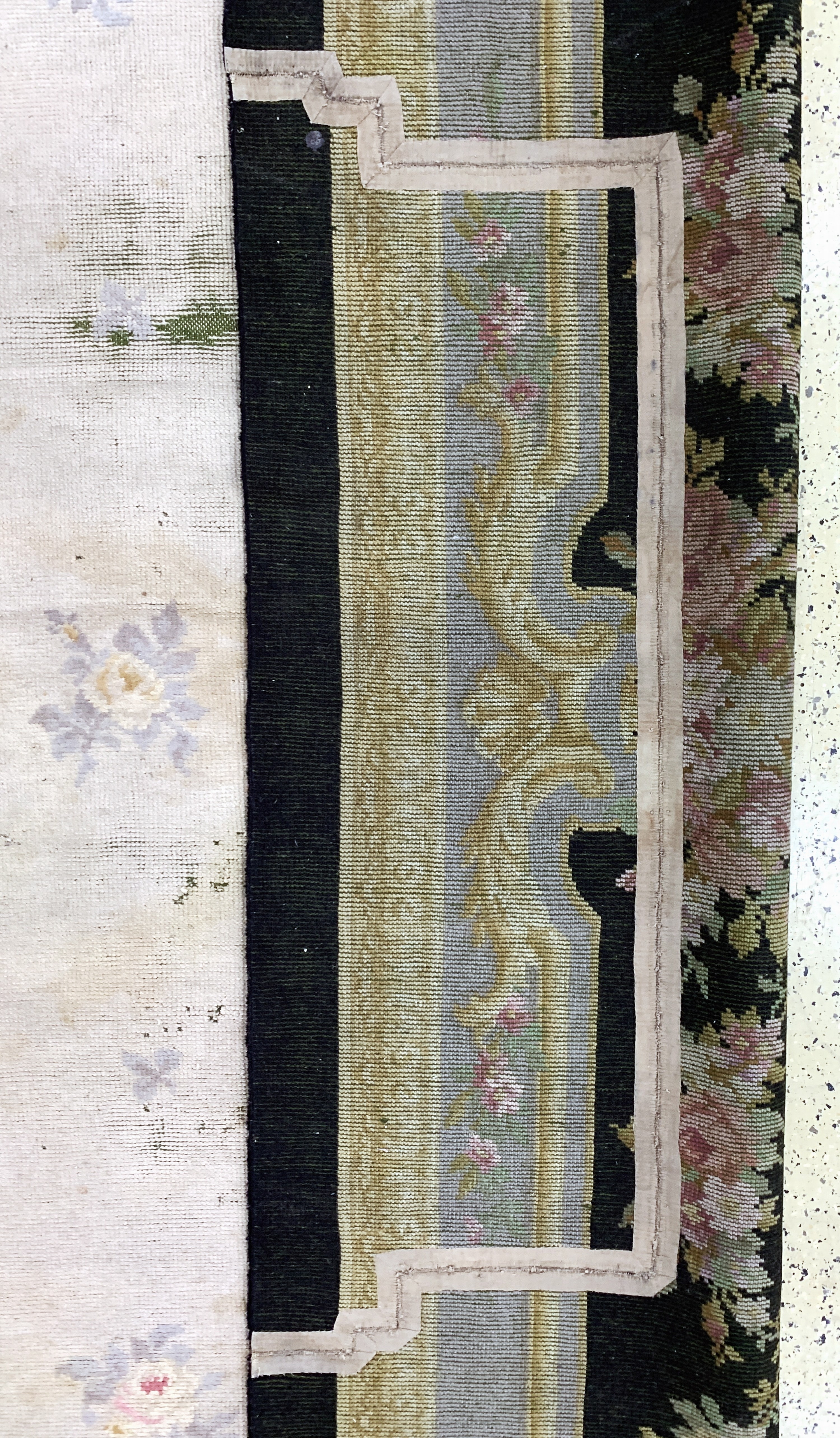 Detail i: Aubusson Teppich antik, Frankreich, um 1900, Wolle auf Wolle, ca. 610 x 414 cm, restauriert, EHZ: 4, (Flecken & Risse)