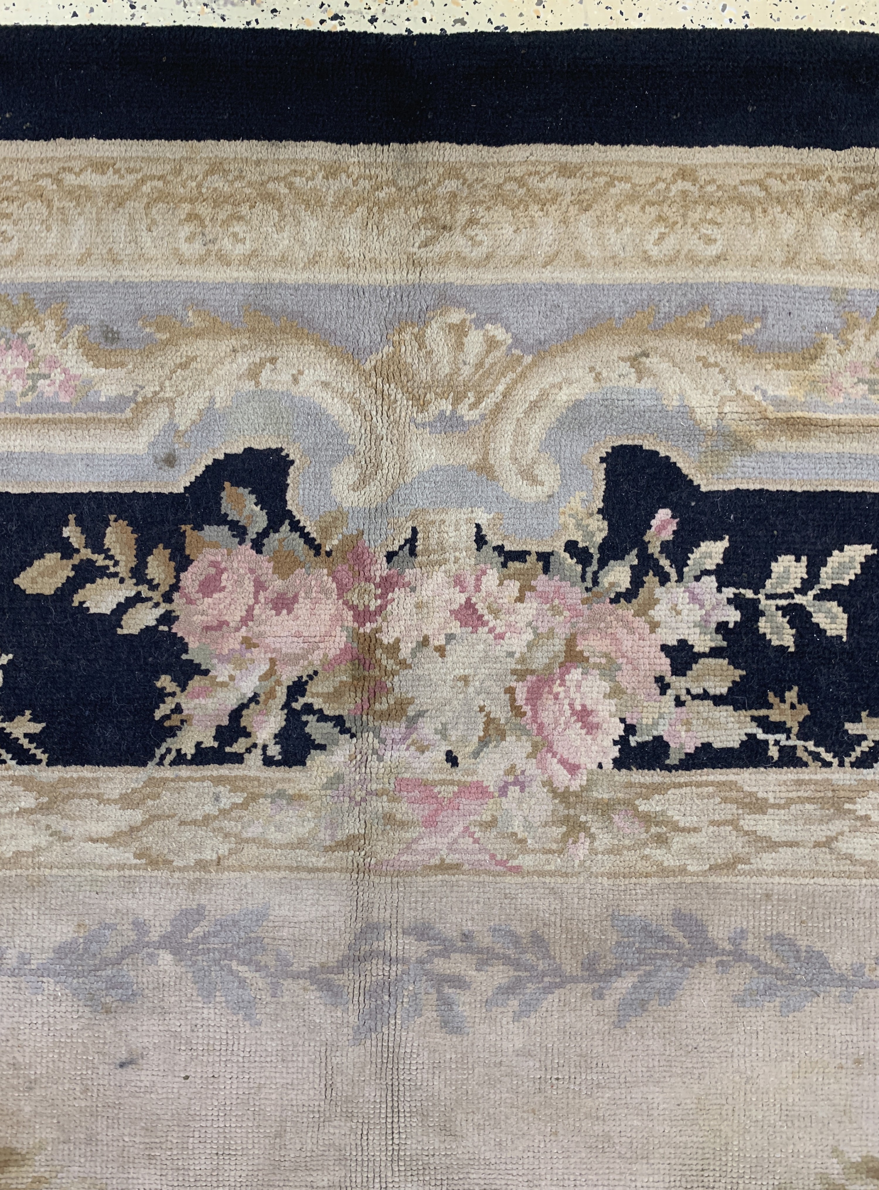 Detail l: Aubusson Teppich antik, Frankreich, um 1900, Wolle auf Wolle, ca. 610 x 414 cm, restauriert, EHZ: 4, (Flecken & Risse)