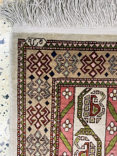 27128431c - Hereke Seide fein signiert, Türkei, Mitte 20.Jhd, reine Naturseide, ca. 94 x 63 cm, ...