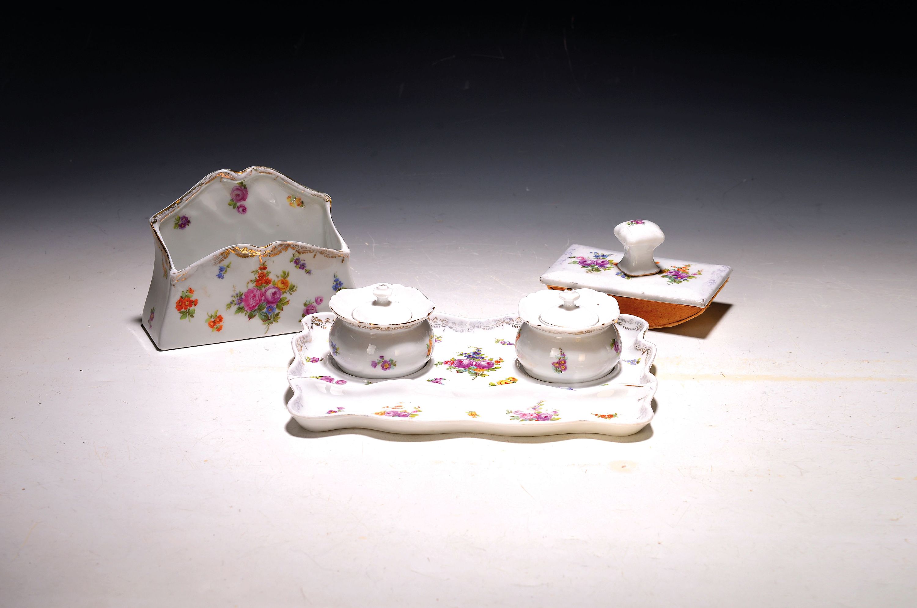 Image 27128553 - Schreibtisch-Set, deutsch, um 1900, Porzellan, bunter floraler Dekor, Goldränder ...