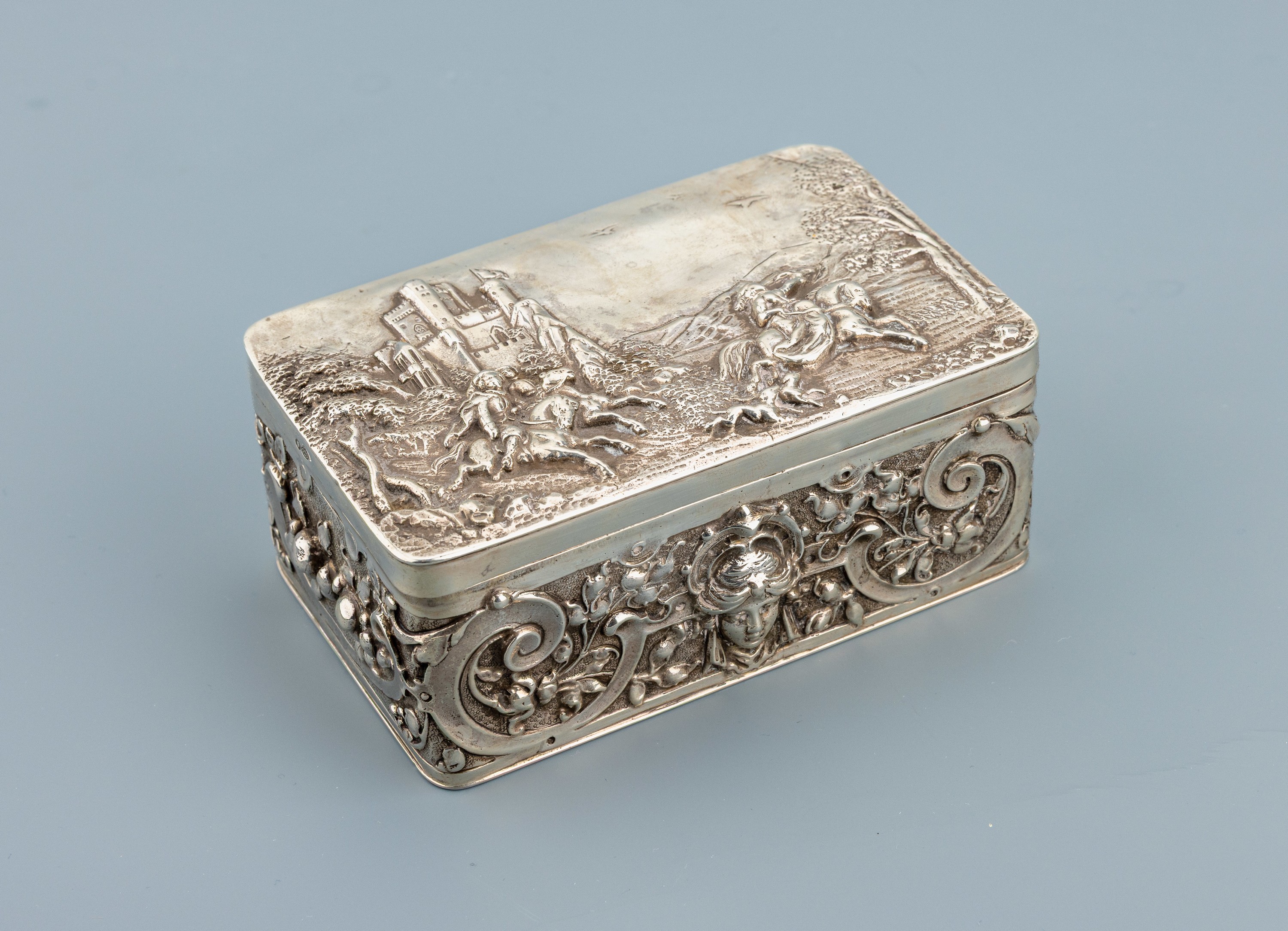 Image 27128564 - Deckeldose, Hanau, um 1880-1915, 925er Silber, rechteckiger Korpus, flacher Klappdeckel ...