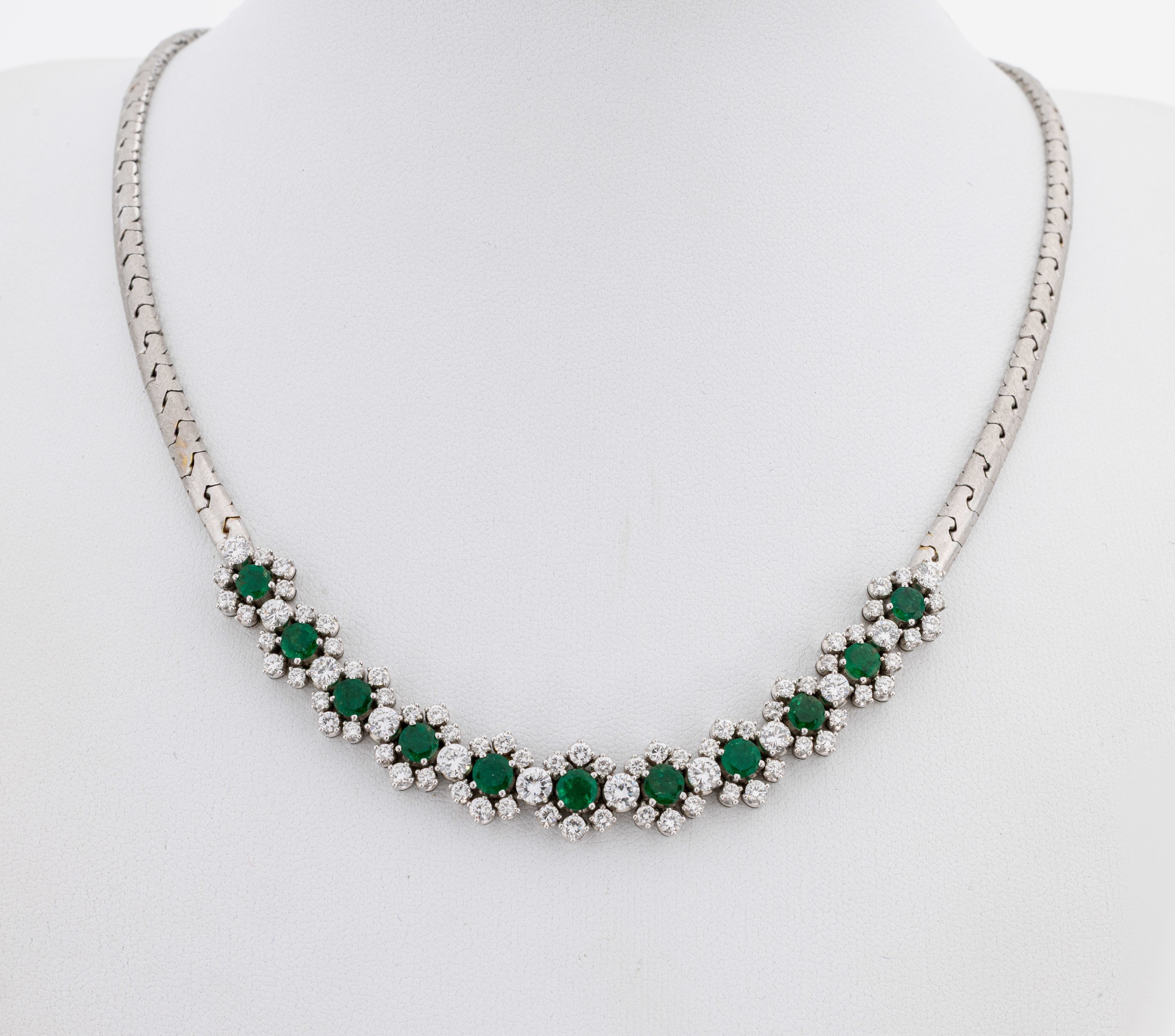 Image 27128581 - 18 kt Gold Smaragd-Brillant-Collier, 1970er Jahre, WG 750/000, Mittelteil mit 11 ...