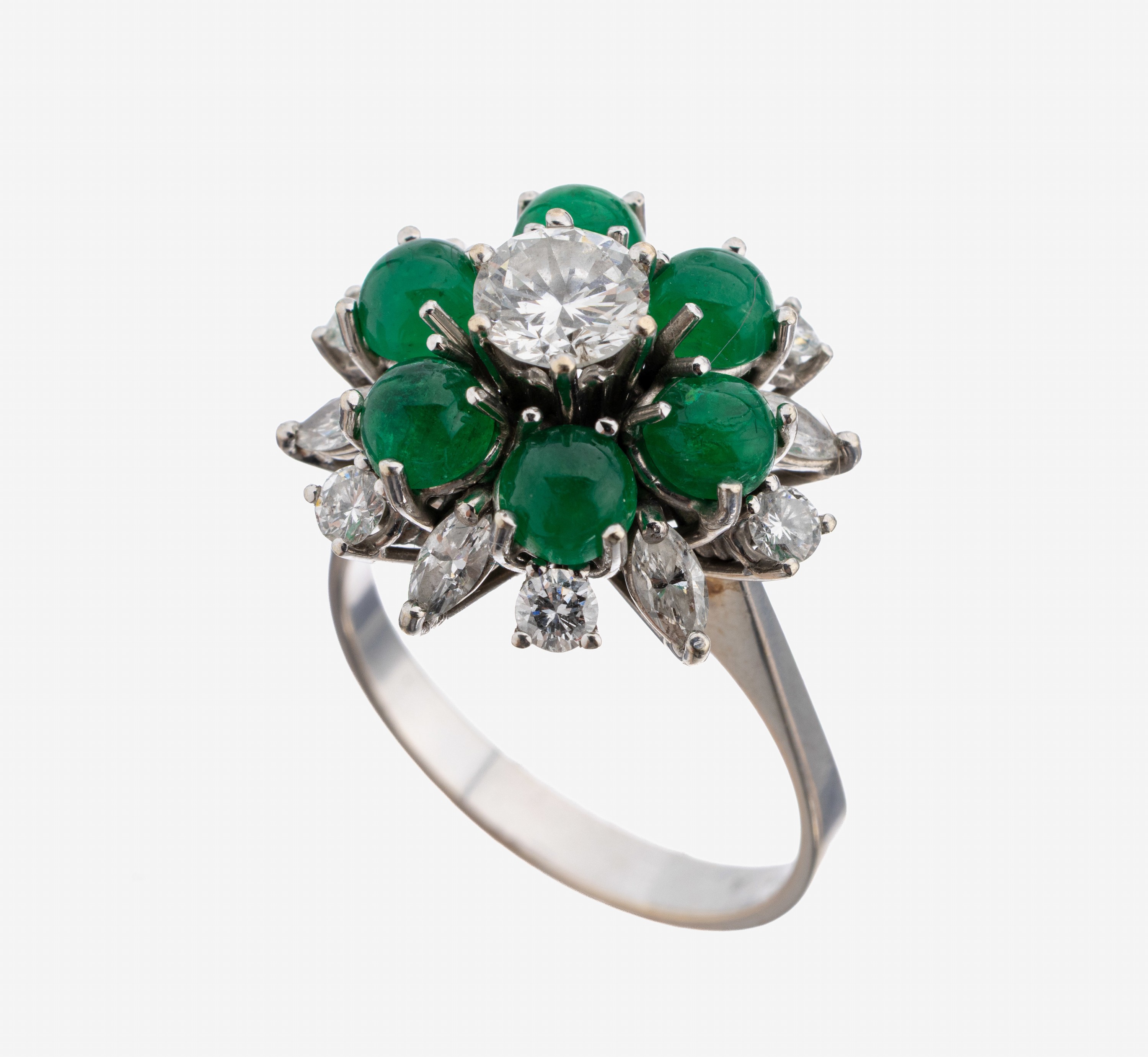 Image 27128582 - 18 kt Gold Diamant-Smaragd-Ring, 1970er Jahre, WG 750/000, mehrstufiger Aufbau, mittig ...