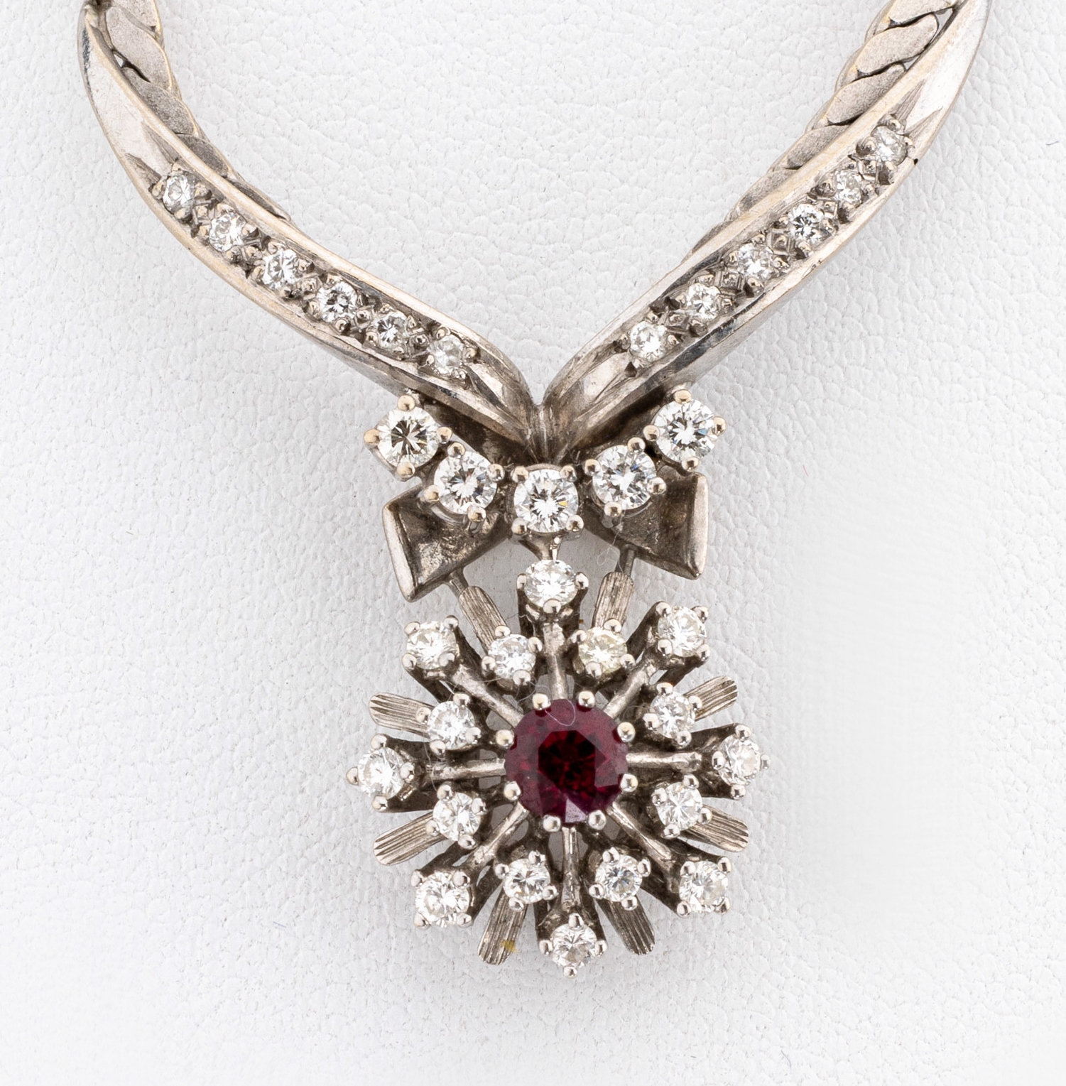 Detail a: 14 kt Gold Rubin-Diamant-Collier, WG 585/000, Mittelteil mit rundfacett. Rubin ca. 0.40 ct, schöne intensive Farbe, 33 Brillantenzus. ca. 0.70 ct ...