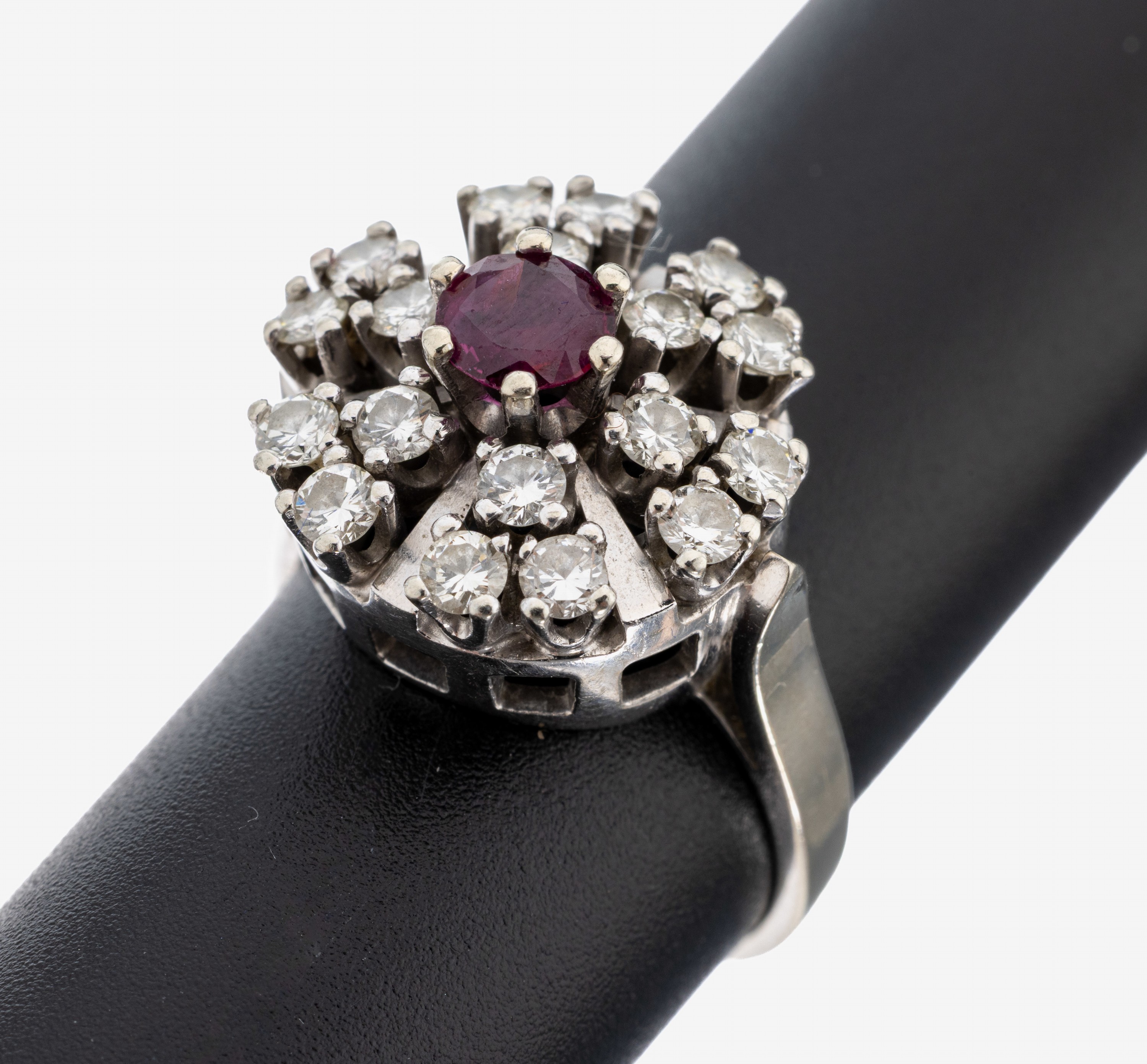 Image 27128586 - 14 kt Gold Rubin-Diamant-Ring, 1970er Jahre, WG 585/000, mehrstufiger Aufbau, mittig ...