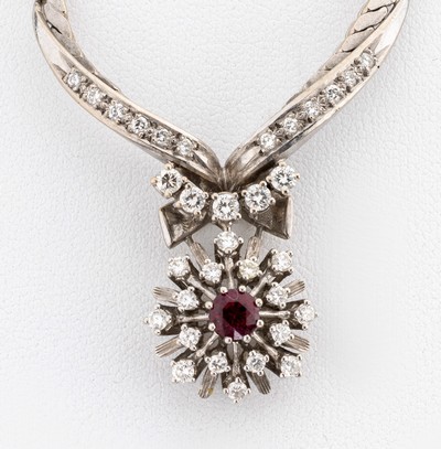 27128584a - 14 kt gold ruby-diamond-necklace , WG 585/000, middle part with round bevelled ruby ...