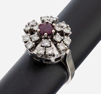 Image 14 kt Gold Rubin-Diamant-Ring, 1970er Jahre, WG 585/000, mehrstufiger Aufbau, mittig ...