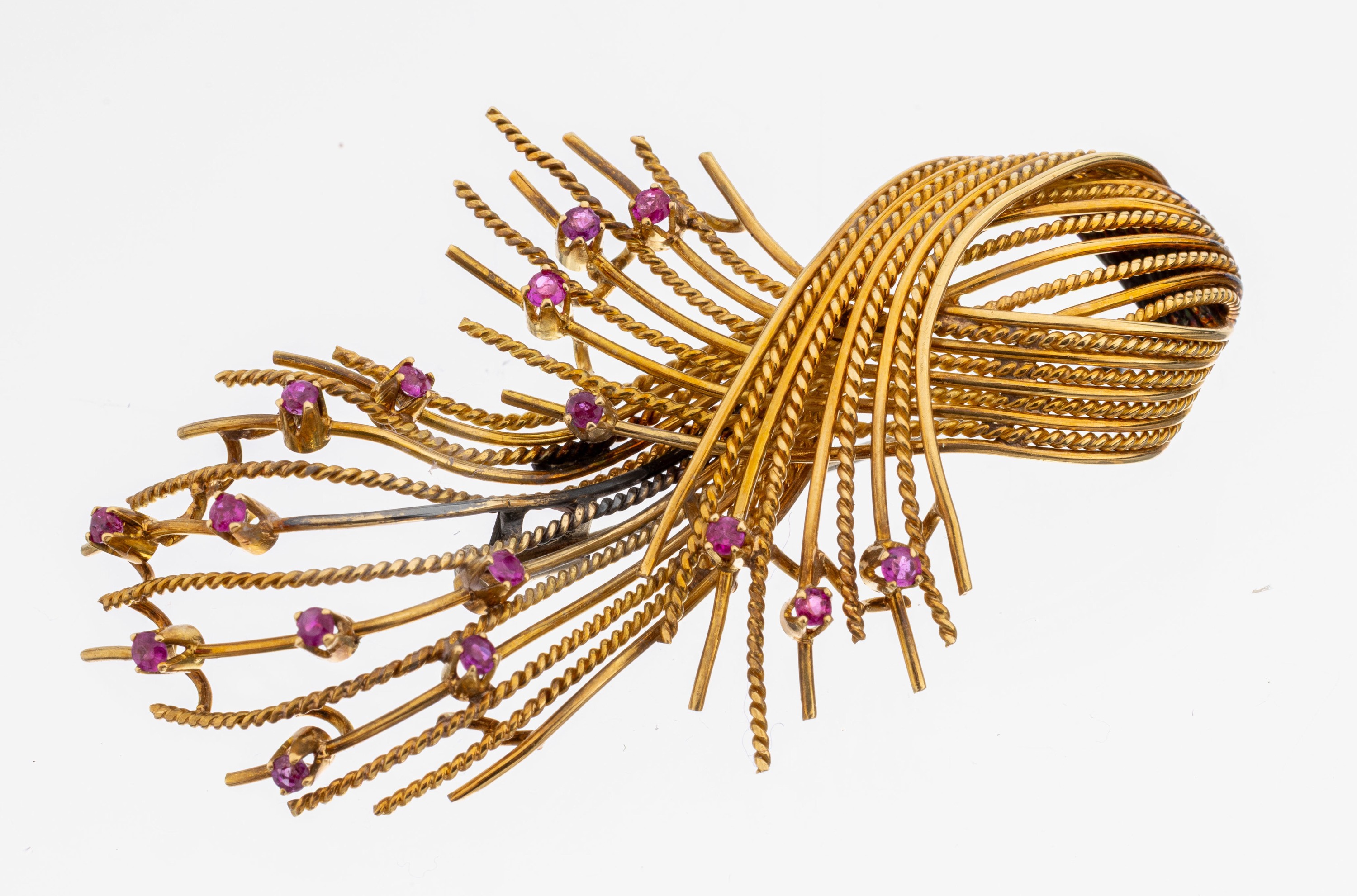 Image 27128604 - 18 kt Gold Rubin-Brosche, 1960er Jahre, GG 750/000, abstraktes Design aus teilw. ...