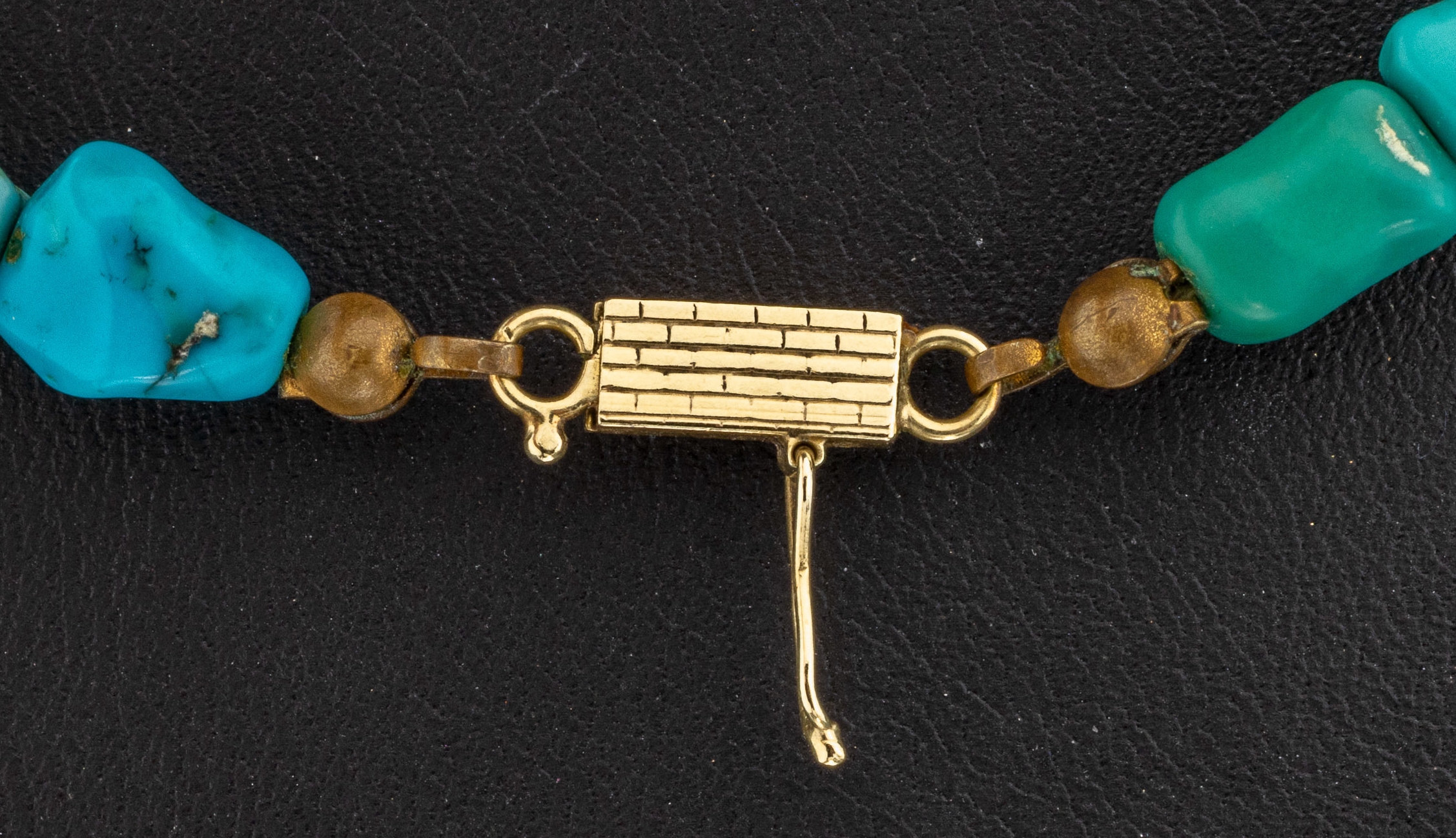 Detail a: Türkis-Collier mit 14 kt Gold Schließe, GG 585/000, im Verlauf Türkise mit Matrix in versch. Größen und Formen, L. ca. 43.5 cm, Kastenschloss, ...
