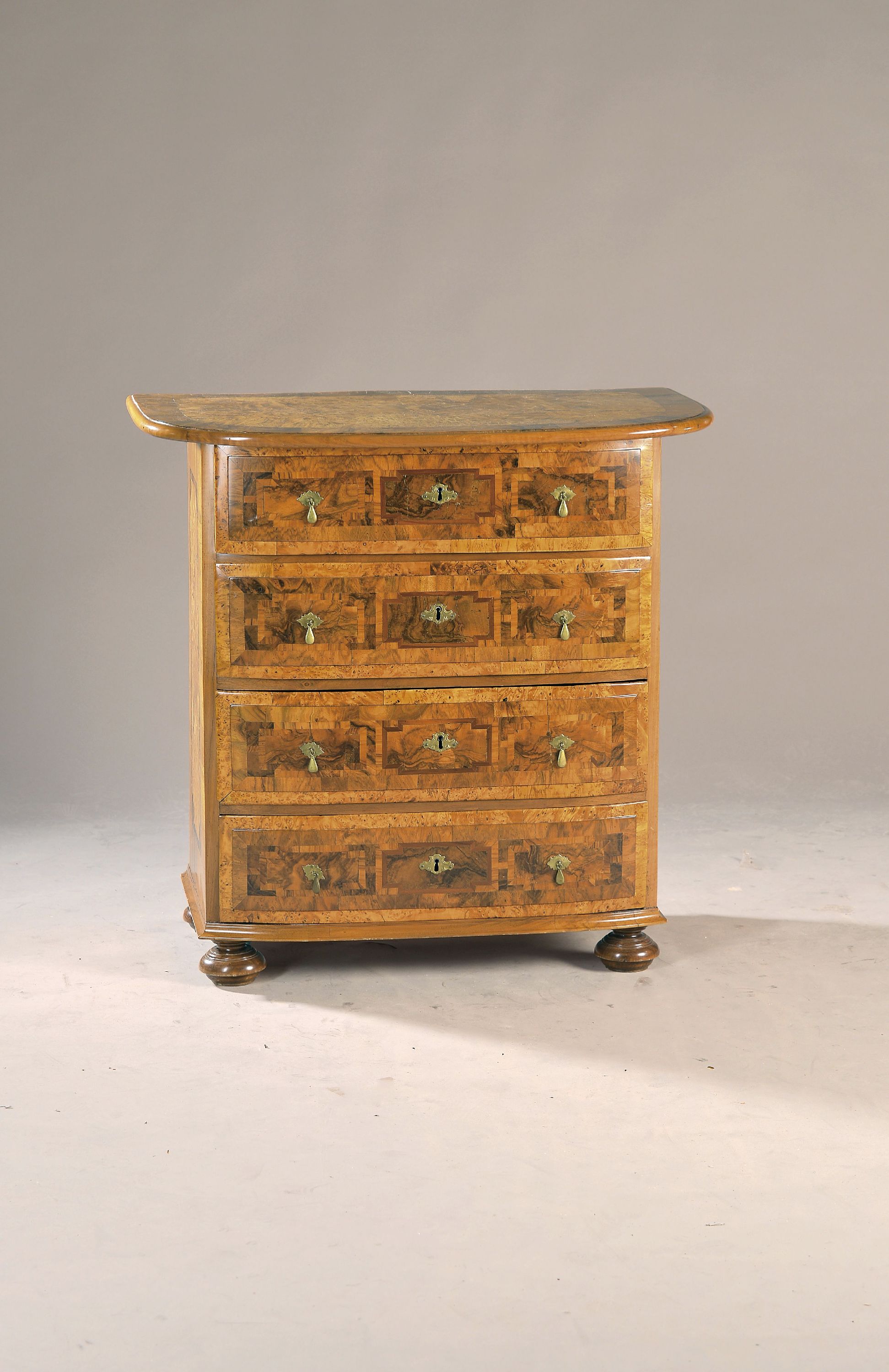 Image 27128616 - Herrenkommode, Barock, 18.Jh., Nußbaumfurnier, Deckplatte und Seiten mit aufwendigem ...