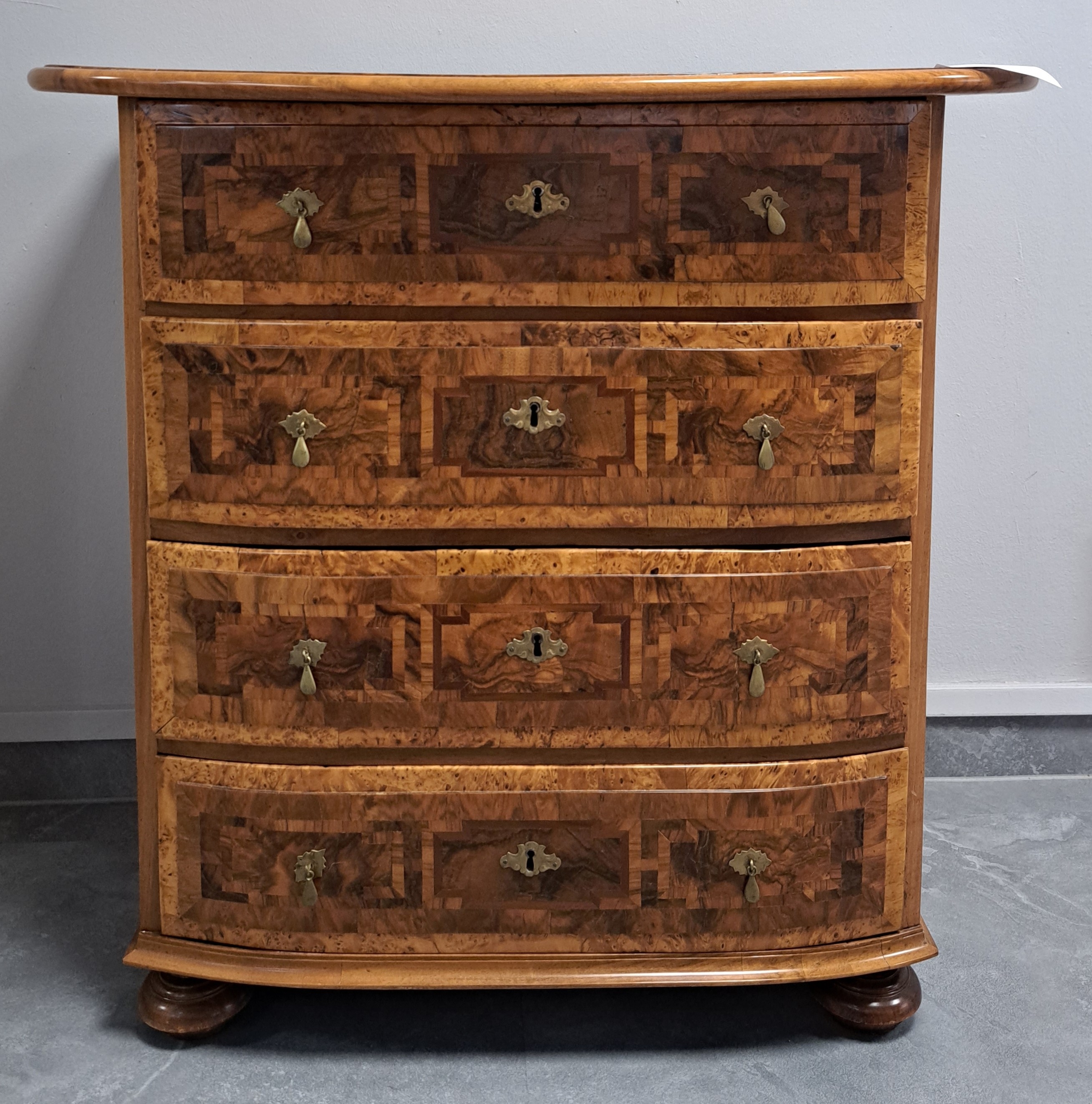 Detail a: Herrenkommode, Barock, 18.Jh., Nußbaumfurnier, Deckplatte und Seiten mit aufwendigem Wurzelnussfurnier, Bandintarsien, geschwungene Front, ...