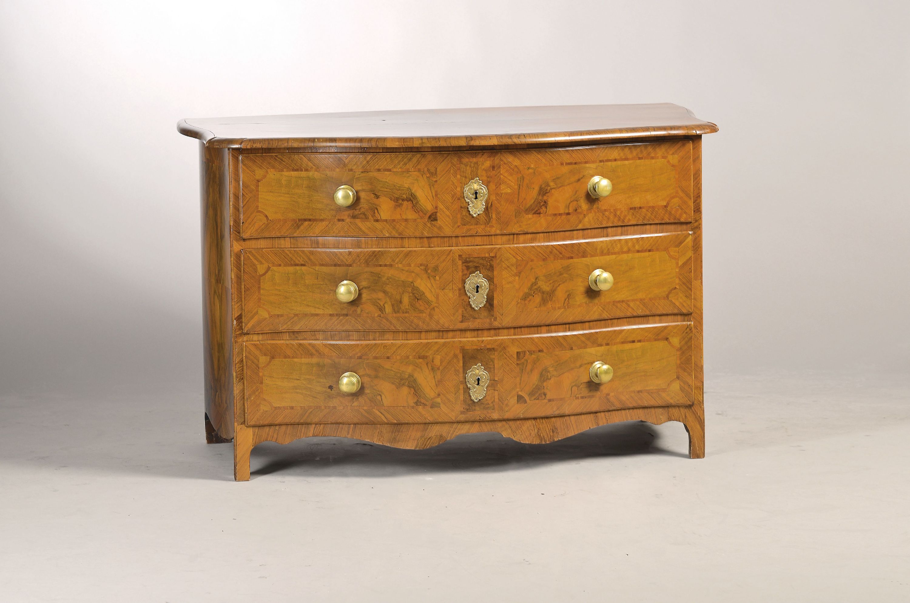 Image 27128621 - Prächtige Barock-Kommode, um 1740/50, Nußbaumfurnier, dreischübig, doppelt ...