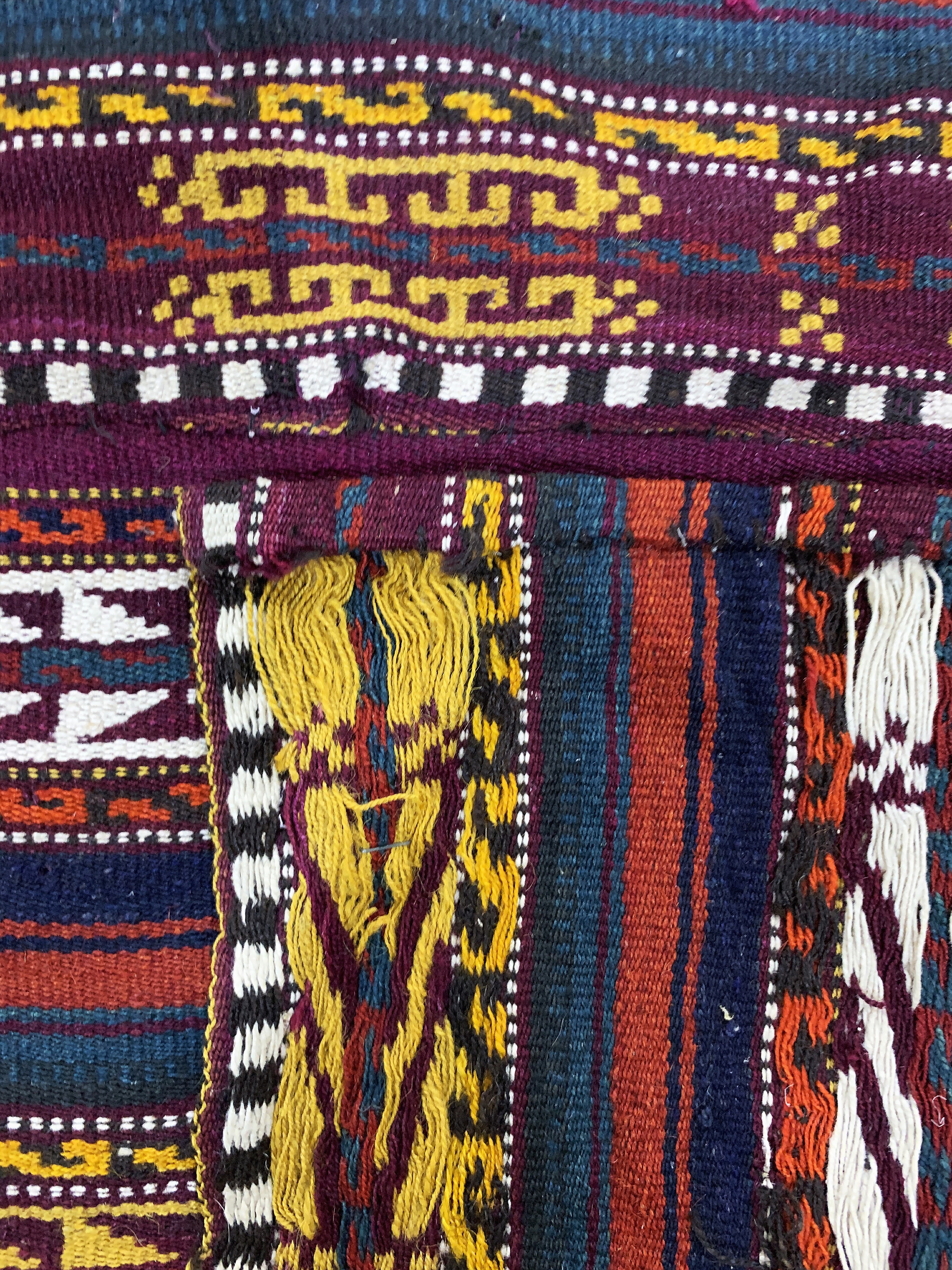 Detail f: Nomadendecke"Jajim", Persien, Anfang 20.Jhd, Wolle auf Wolle, ca. 195 x 190 cm, EHZ: 2(mehrere Bahnen), geflickt