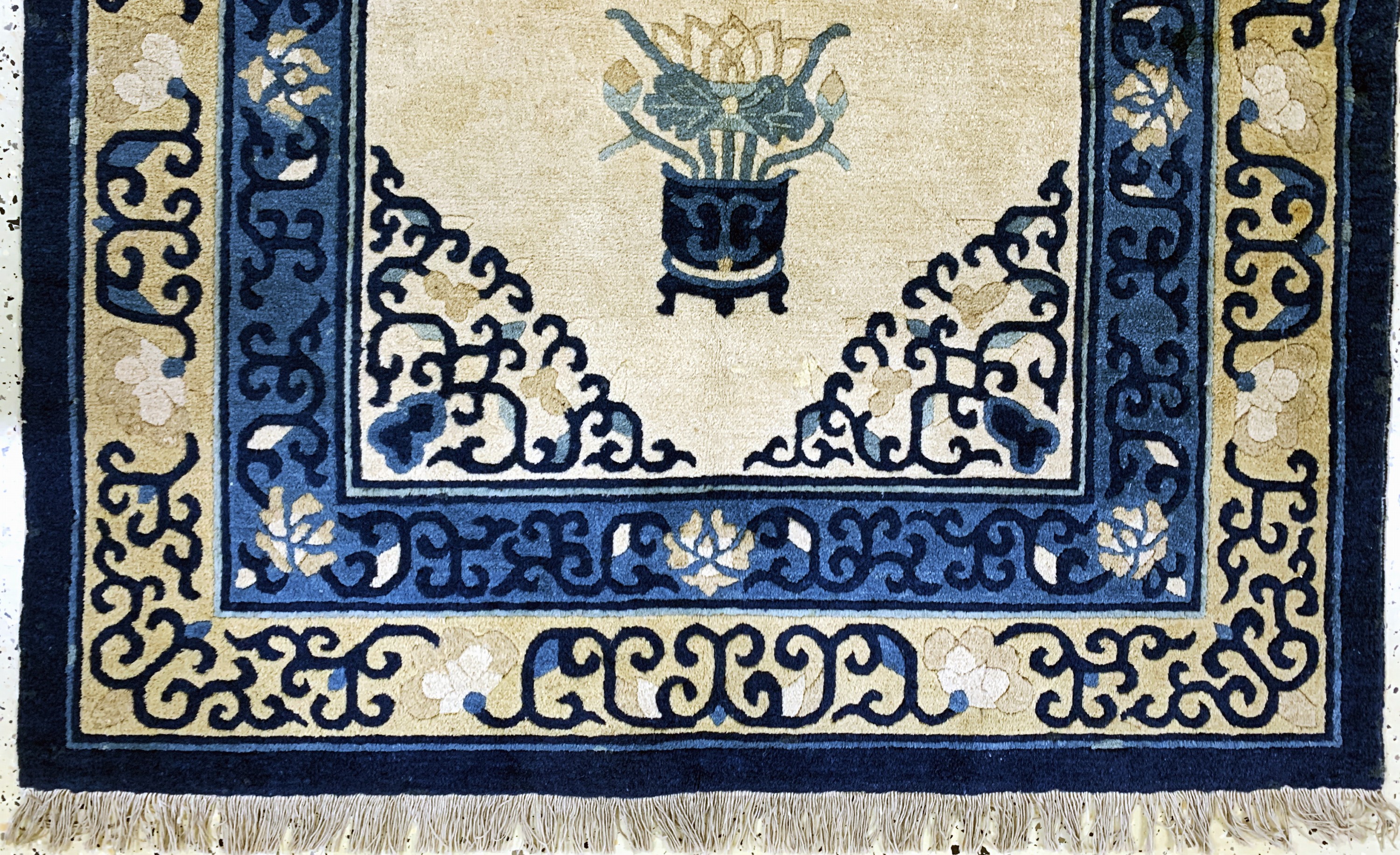 Detail c: Peking alt, China, Anfang 20.Jhd, Wolle aufBaumwolle, ca. 203 x 120 cm, EHZ: 2(restauriert)